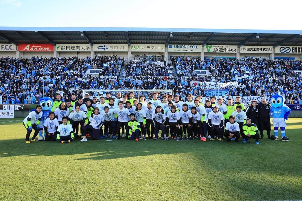 山田大記のインスタグラム：「開幕戦勝利‼️ ありがとうございました👍  ヨシくん、お疲れ様でした！ありがとうございました😊 @yoshiakiohta09  #jubilo#俺たちの誇り吉彰」