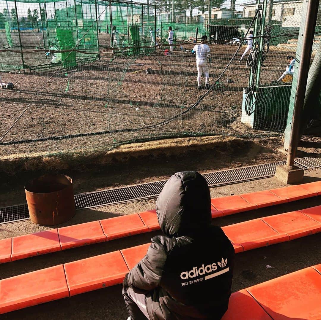 瀬下豊さんのインスタグラム写真 - (瀬下豊Instagram)「先日、息子と花咲徳栄高校の野球部の見学に行きました！  そしたら、なんと岩井監督がおもむろに近づいてきて自ら息子に「野球がんばって！」と花咲徳栄の昨年甲子園出場記念ボール、しかも現広島カープの韮澤君のサイン入りをくださりました。。。 ホンマに泣きそうになりました。 マネージャーの女の子も見学させていただいてる身分の息子と僕に飲み物を持ってきてくれました。。。(ToT)  やっぱり強いというのには理由があるんだと感心しました。  息子は帰りの車で目キラキラでした。 #花咲徳栄 #101回大会  #強豪校 #見学 #人間力  #偉大な監督」2月23日 19時22分 - tjkseshita