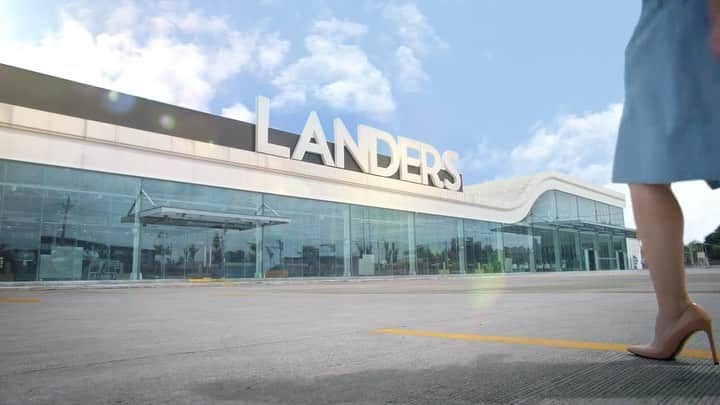 アン・カーティスのインスタグラム：「Soooooo happy to FINALLY share that I am part of the @landersph family!!! 💚 Doing the groceries is one of my favorite things when I have free time! I love walking down each aisle kahit wala naman akong kailangan sa ibang aisles.. Wala Lang, I have to walk down each aisle talaga. Minsan mapapabili ka tuloy ng mga wala sa listahan pero ang saya. 😂 What are your grocery habits? Thank you for having me Landers! LOOOOOOOVE your selection of produce!!!! So happy to be part of the family alongside Erwan, oh and also my little bub who was probably happily dancing away in my belly to the song 😋P.S - you have to see the long version of this ad! May pa surprise cameo 😂 #landerssuperstore #landersph」