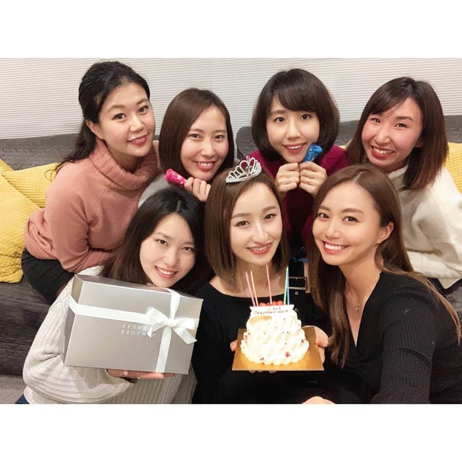 西野沙瑛さんのインスタグラム写真 - (西野沙瑛Instagram)「﻿ 実は昨年大学の友達に一足お先に﻿ ﻿ お祝いしてもらったの☺️❤︎﻿ ﻿ (やっと載せれた〜😂)﻿ ﻿ それ以外の人にはサプライズにしたくて﻿ ﻿ ずっと黙ってましたごめんなさい☺️💦﻿ ﻿ #結婚 #ご報告 #入籍 #中森夫婦 #プレ花嫁 #入籍しました #令和2年2月22日 #リゾート挙式 #海外挙式 #結婚式 #バリ挙式 #バリウェディングドレス」2月23日 19時23分 - sae_golf
