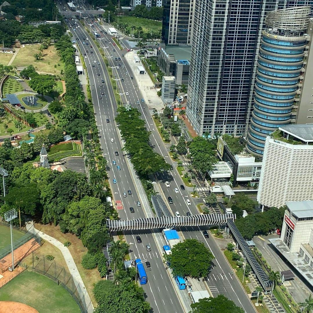 湯浅洋のインスタグラム：「日曜日の午後は渋滞もなし^ ^ #jakarta」