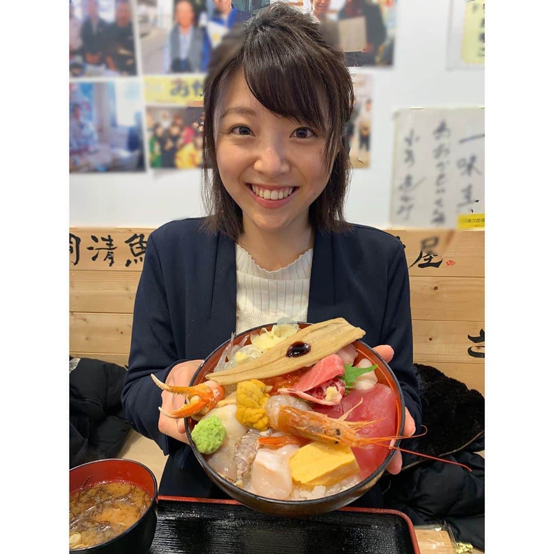 黒木千晶さんのインスタグラム写真 - (黒木千晶Instagram)「取材で #宮城県 の沿岸部に行ってきました。 #女川町 で食べた海鮮丼！ 一度食べ事があるスタッフからの強いオススメ通り、どの魚も新鮮で大ぶりで…また食べに行きたい美味しさでした😋 取材したことは、3月のtenでお伝えします。」2月23日 17時52分 - kuroki.ytv