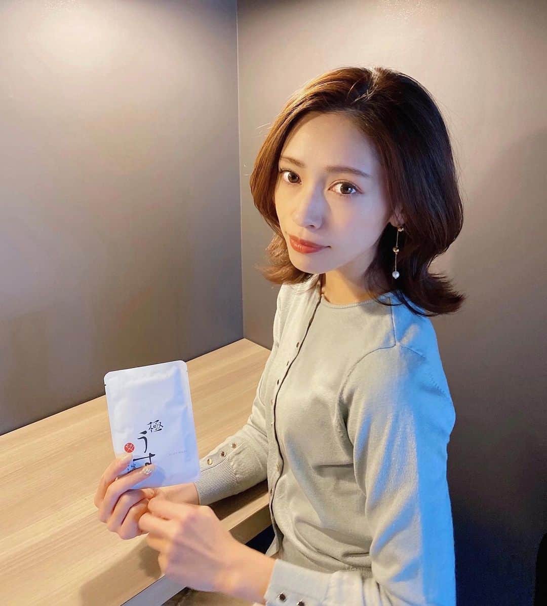 石黒美帆のインスタグラム：「*﻿ 薄すぎてびっくり👀﻿ なフェイスマスク「極うす濃密」マスク。﻿ ﻿ 一般的にはコットンが使われる事が多いのですが、これはリヨセルという環境にやさしい繊維で作られているのだとか✨﻿ ﻿ 薄いのに密着感があって軽い！﻿ フェイスマスクをつけている事を忘れるくらいなので、バタバタしがちな朝も、準備をしながらケア出来て嬉しいです🙆‍♀️﻿ ﻿ ﻿ 3連の可愛いピアスは﻿  @sheriche.official のものです💫﻿ ﻿ ﻿ #極うす﻿ #極うす濃密﻿ #極うす濃密マスク﻿ #beauty#skincare#スキンケア#美肌#フェイスマスク#コスメレポ#シェリッシュ」