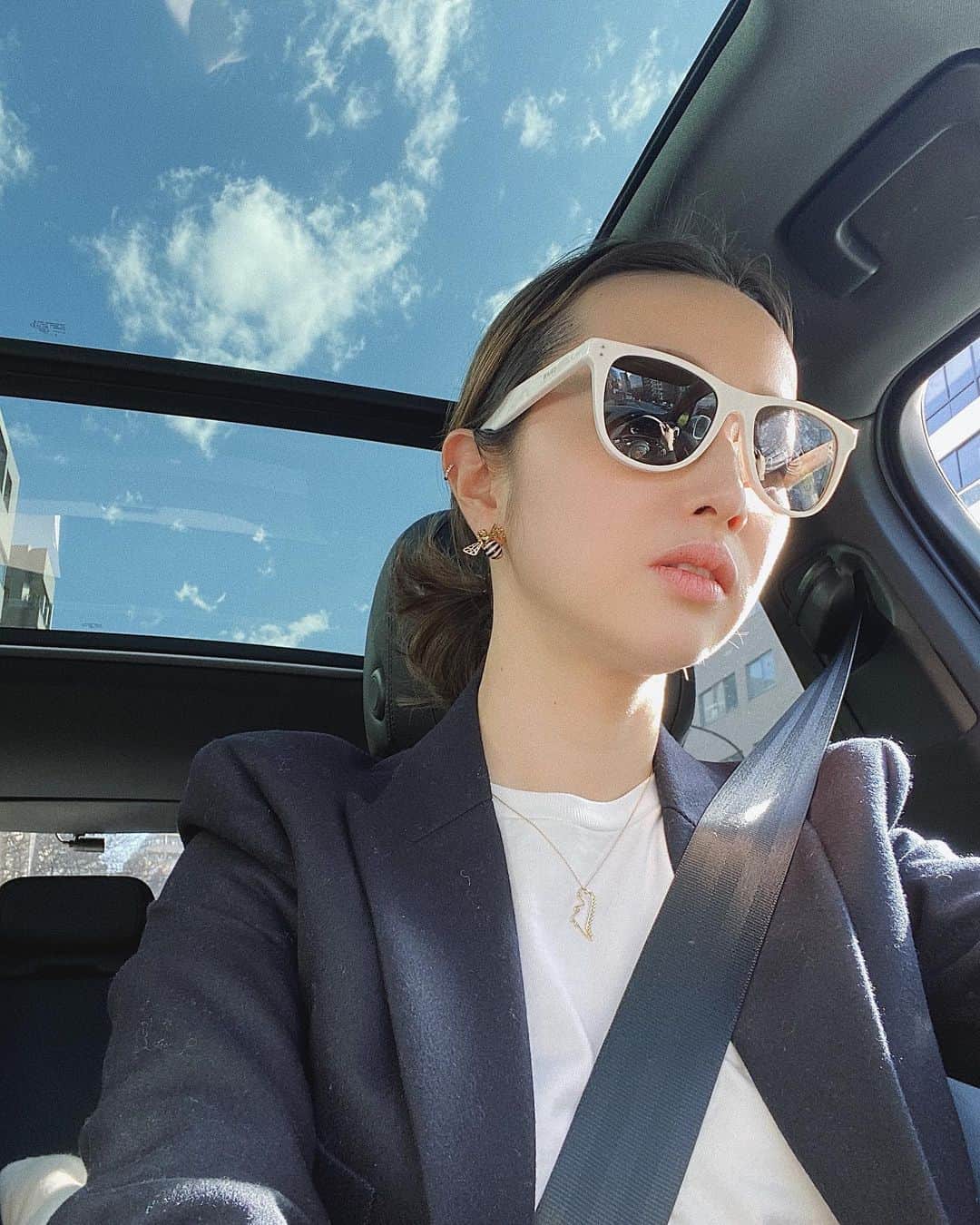 のインスタグラム：「Sunday drive...☀️ とかお洒落風に書いてみましたが、いつもの送り迎えの道😄 最近食べ盛りの娘は、一日中おなかすいた〜と言っているような🍙　#日曜日」