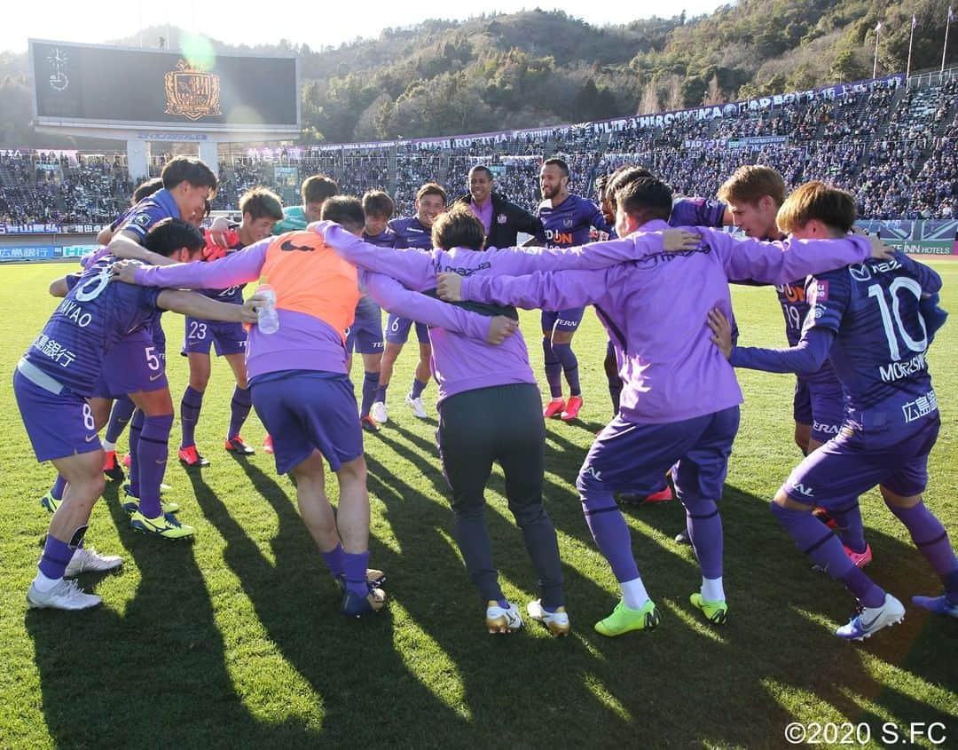 サンフレッチェ広島さんのインスタグラム写真 - (サンフレッチェ広島Instagram)「. ⚽明治安田生命J1リーグ第1節　試合結果⚽ サンフレッチェ広島　3-0　鹿島アントラーズ 前半：2-0 後半：1-0 【得点者】ドウグラス・ヴィエイラ、レアンドロ・ペレイラ、森島司  ホーム開幕戦で快勝😄 たくさんのご声援、ありがとうございました‼️ #ドウグラスヴィエイラ 選手 #レアンドロペレイラ 選手 #森島司 選手 #城福浩 監督 #青山敏弘 選手 #sanfrecce #積攻」2月23日 18時07分 - sanfrecce.official