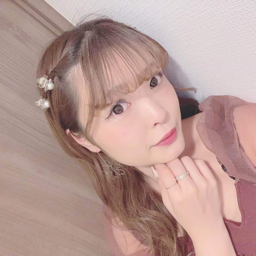 RiLiさんのインスタグラム写真 - (RiLiInstagram)「ヘアアレをさらにかわいく❣️【ヘアクリップ】で叶えましょ🧚‍♀️ ..... せっかくのヘアアレをもっとかわいくするなら❣️【ヘアクリップ】を使いこなすのがオススメ👀💡 ちっちゃいクリップは前髪を留める時などにGOOD👍✨まだまだちょうちょデザインは大人気みたい🦋大きいクリップは、お団子やアップヘアとの相性抜群でヘアアレをさらにかわいく引き立ててくれること間違いなしだよっ🎀✨ シンプルなものからお花やハート型をしたデザインまで…いろんなものが出ているからぜひ、チェックしてみて🧸❤️ ❣ ❣ ❣ ❣ ❣ サイトやSNSで掲載させていただくお写真募集中😘📸 かわいいコーデやアイテム、注目スポットなどが撮れたら、ハッシュタグ→#rili_tokyo  を付けて投稿❗ ． Special Thanks💋 Photo by @_t_r_95  @lattice_rika @yuuuuuuuka_._ @fallinto_sleep @rino0420 @0v0_jun @juna_accessory @a1u.o  @honeysalon_sayap ． #春 #春コーデ#ヘアクリップ #クリップ #ヘアアクセ #アクセサリー #プチプラアクセ #パッチンピン #アップヘア  #ブラウンコーデ #ベージュコーデ  #ワントーンコーデ #シンプルコーデ  #カジュアルコーデ #ガーリーコーデ #置き画 #置き画くら部 #今日のコーデ #コーデ #コーディネート #RiLi  #おしゃれさんと繋がりたい #お洒落さんと繋がりたい #ファッション #패션스타그램 #ootd #outfit」2月23日 18時00分 - rili.tokyo