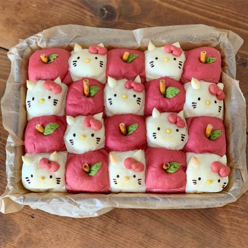 Ranさんのインスタグラム写真 - (RanInstagram)「. . . りんごのちぎりパンとキティちゃんのコラボ🍎 . . . . #bread #kitty #hellokitty #sanrio #apple #kawaii #kawaiifood #japanesefood #breadart #手作りパン #ちぎりパン #キティちゃん #キティ #サンリオ #猫パン #にゃんこ #ねこちゃん #猫 #猫好き #サンリオショップ #サンリオピューロランド #りんごパン #林檎 #林檎パン #お昼ごパン #手作りおやつ #3時のおやつ #猫の日 #パン教室 #konel」2月23日 18時09分 - konel_bread