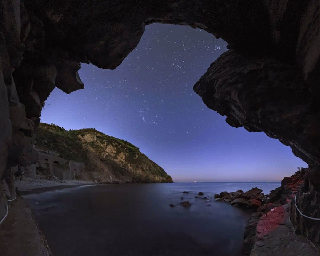 National Geographic Travelさんのインスタグラム写真 - (National Geographic TravelInstagram)「Photo by @BabakTafreshi | It was the break of dawn in Cinque Terre, Italy. The stars of Orion and Taurus were framed between the shoreline cliffs and the Mediterranean Sea as I heard the seabirds’ wake-up calls. #cinqueterre #italy #twanight」2月23日 18時09分 - natgeotravel