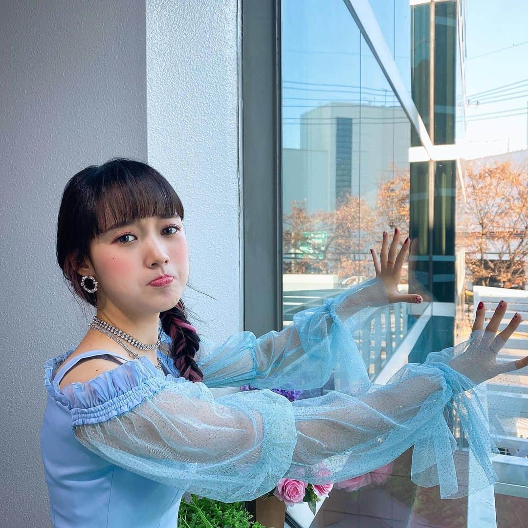 Weki Mekiさんのインスタグラム写真 - (Weki MekiInstagram)「[#윜밐스탭시선] . 키링이 보고싶은 세이T__T💦 벽 잡고 광광😭 . #위키미키 #WekiMeki #세이 #Sei #DAZZLEDAZZLE #대즐대즐」2月23日 18時10分 - weki_meki