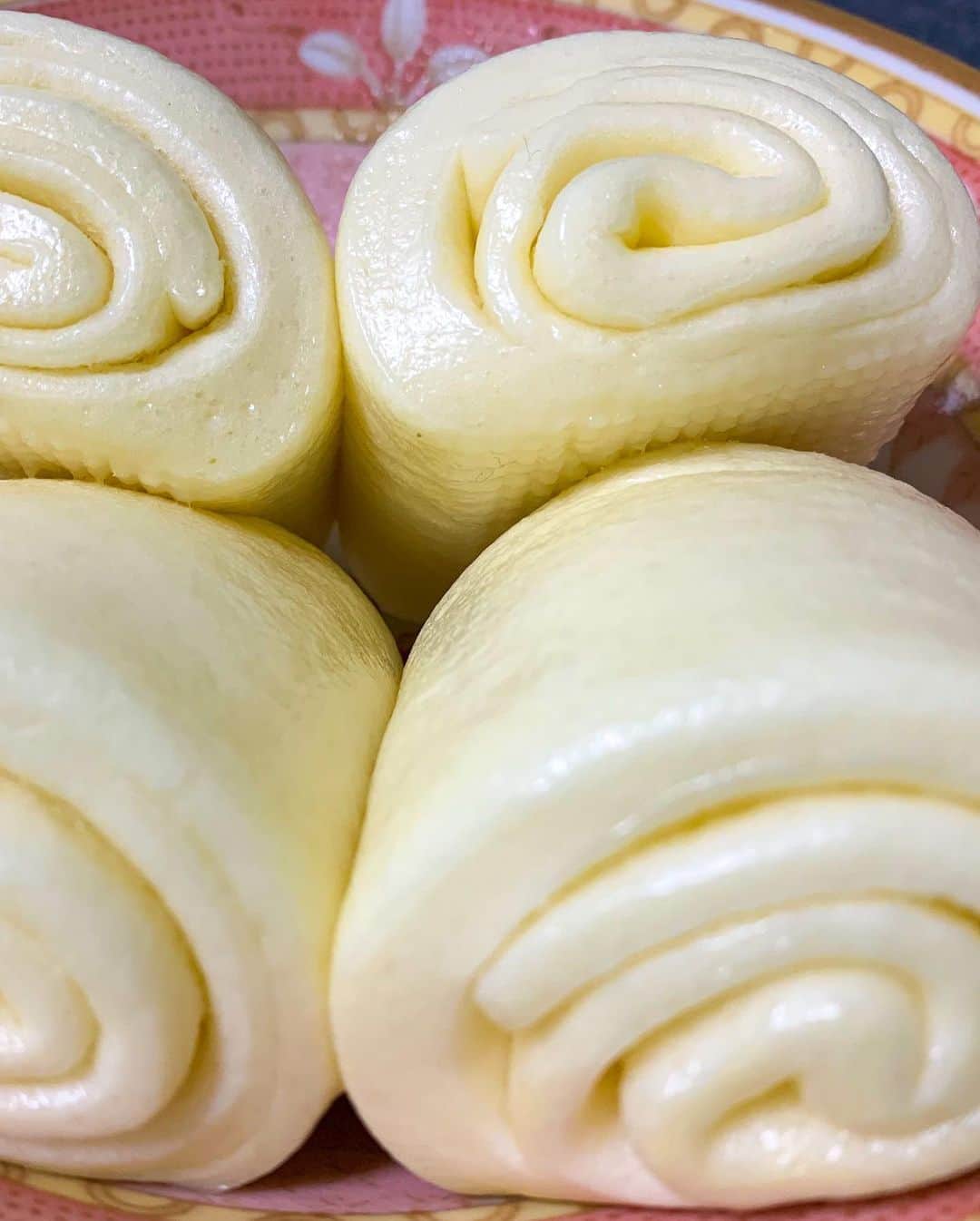 浜平恭子さんのインスタグラム写真 - (浜平恭子Instagram)「韓国で買うのを止められない冷凍食品(๑′ᴗ‵๑) #꽃빵＝#花巻🥐 中華料理にたまに出てくる白い甘いパンみたいな…💖 随分前に日本で食べたのが忘れられず探していたのですが、韓国のスーパーにあったー✨ 電子レンジで温めるだけで簡単だし、練乳やカレーをつけて食べても🤤👍 美味し過ぎて食べ過ぎ注意ね⚠️ #日韓夫婦 #日韓往復 #ラジオDJ #浜平恭子 #KissFMKOBE #한일커플 #한일부부 #한일왕복 #라디오DJ #하마히라쿄코 #韓国生活」2月23日 18時11分 - hamahi1231