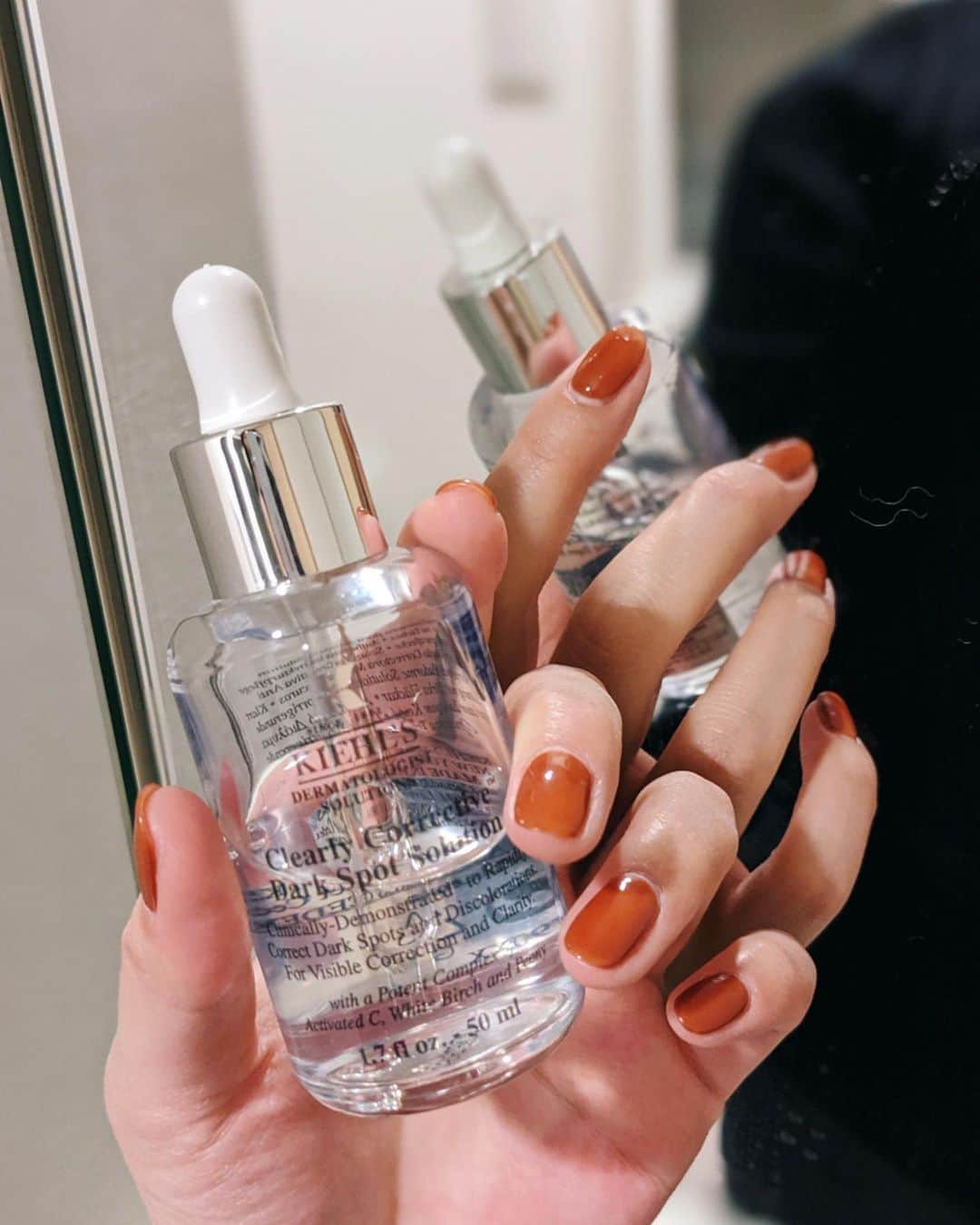 Shiho Sasakiのインスタグラム：「季節関係なくずーっとお世話になっている子✨ @kiehls のDS クリアリーホワイト ブライトニング エッセンス💎 元々そばかすがあったり、くすみが気になってたけど確実に薄くなってる👏 今年で30代突入するし、肌には今以上に気遣っていかないとなぁ💭 #kiehls#skincare」