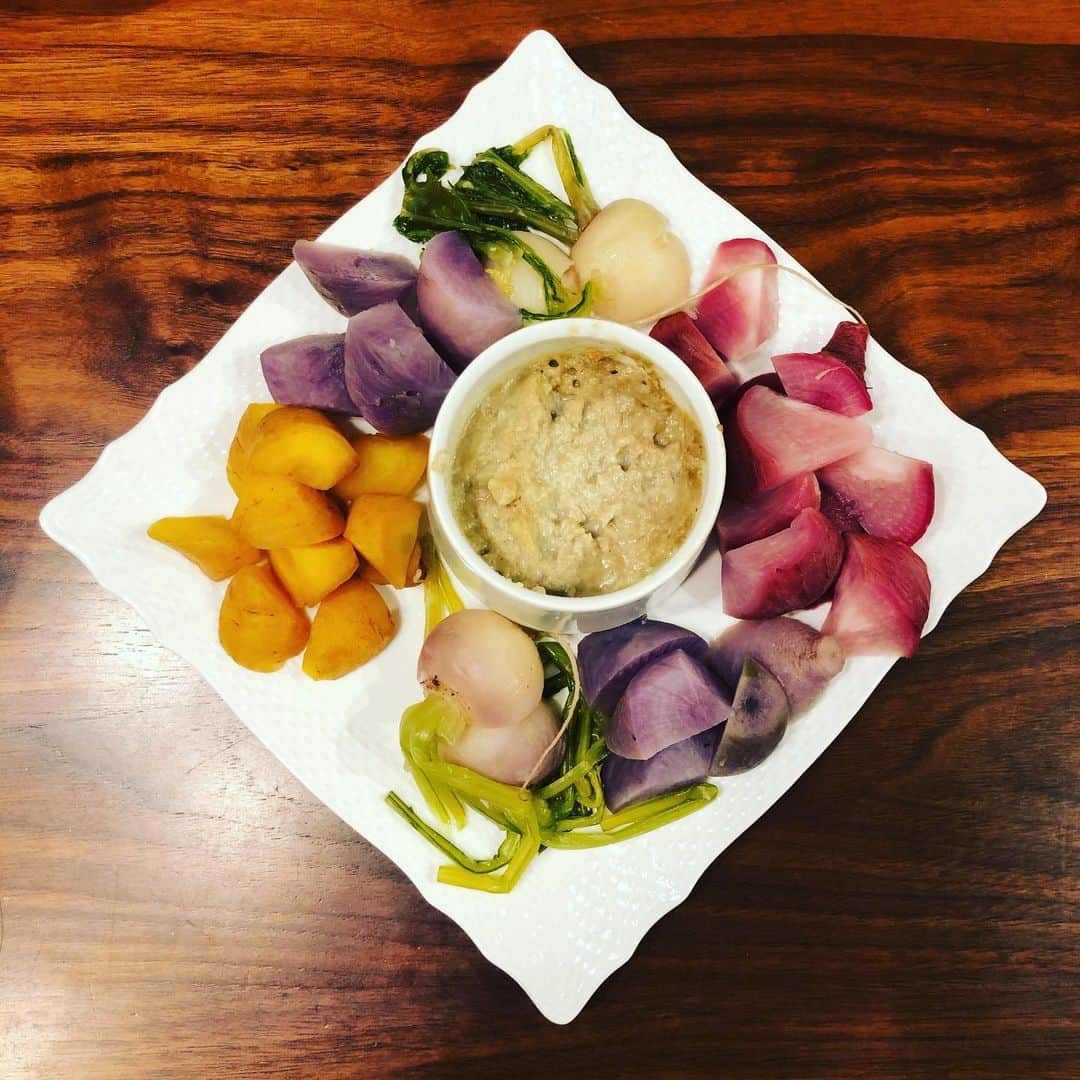のインスタグラム：「豆乳とアンチョビがあったから、バーニャカウダを作ってみた。お野菜を蒸したら蒸しすぎて、具合悪そうな色になった。バーニャカウダのソースも煮詰めすぎて具合悪そうwwでも味は美味しかった‼️ . 蒸し野菜にハマりそう❤️. #バーニャカウダ #野菜 #蒸し野菜 #手料理グラム #手料理 #豆乳」