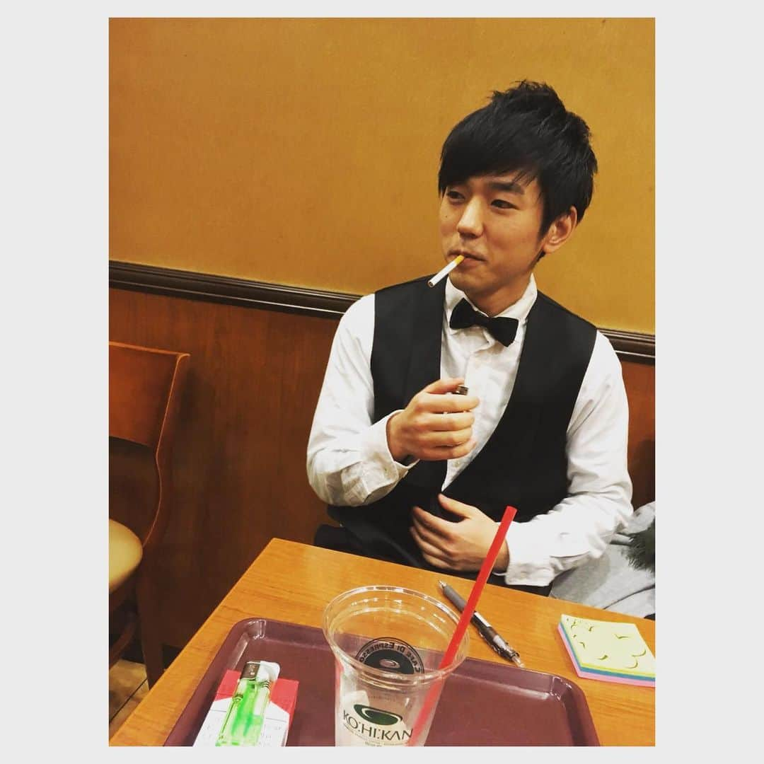 藤本聖さんのインスタグラム写真 - (藤本聖Instagram)「まずは一杯珈琲でも飲んで落ち着けよ. . 昨日のトークライブ『藤友バンド』は趣向を凝らして喫茶店で開催☕️. . こんなお茶会も悪くないだろ？. . お客様にも満席にしていただき感謝しかないよ. . 文化祭の模擬店感覚で楽しかった、フォーエバー青春. . . . #藤友バンド #清友 #たくろうきむらバンド #珈琲館靱本町店」2月23日 18時19分 - kasoku_mossan