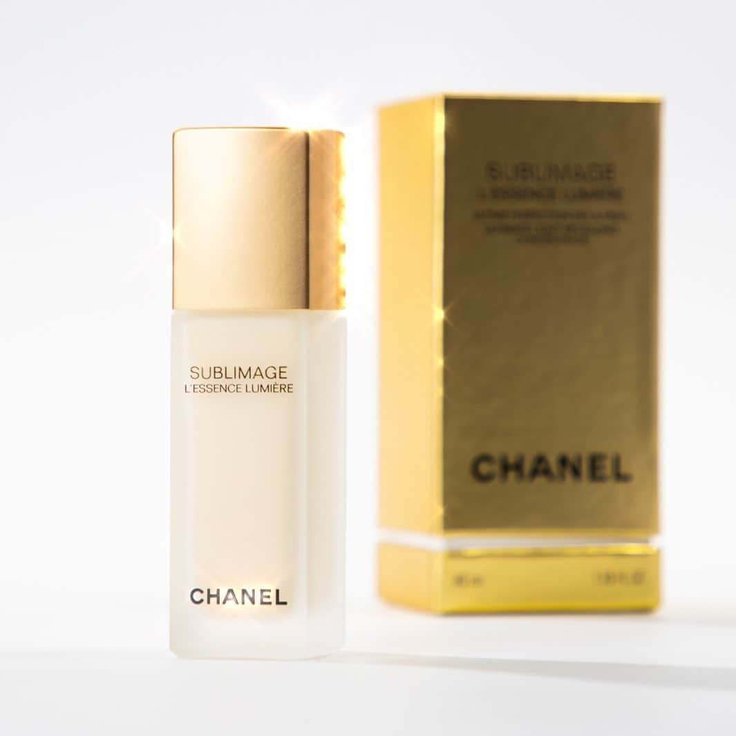RJMStyleのインスタグラム：「Earlier in the year I had the privilege of attending a special afternoon tea to celebrate the launch of Chanel’s new SUBLIMAGE L’Essence Lumiere Serum. A new addition to the SUBLIMAGE range.  During the afternoon tea I learnt that Chanel has a research programme for its Sublimage skincare collection. A laboratory was built to study more than 500 wild plants, including their history and medicinal properties. This process lead to identifying the star ingredient in the SUBLIMAGE range, the anthyllis vulneraria plant, which is collected by hand during the hot days from June to September.  I’m sharing my review after using the SUBLIMAGE L’Essence Lumiere Serum and almost completing the bottle.  I always wait until I can properly experiment to share with you guys. This is just my personal opinion and experience. Full blog post Link in bio.  #Sublimage #ChanelSkincare @chanel.beauty」
