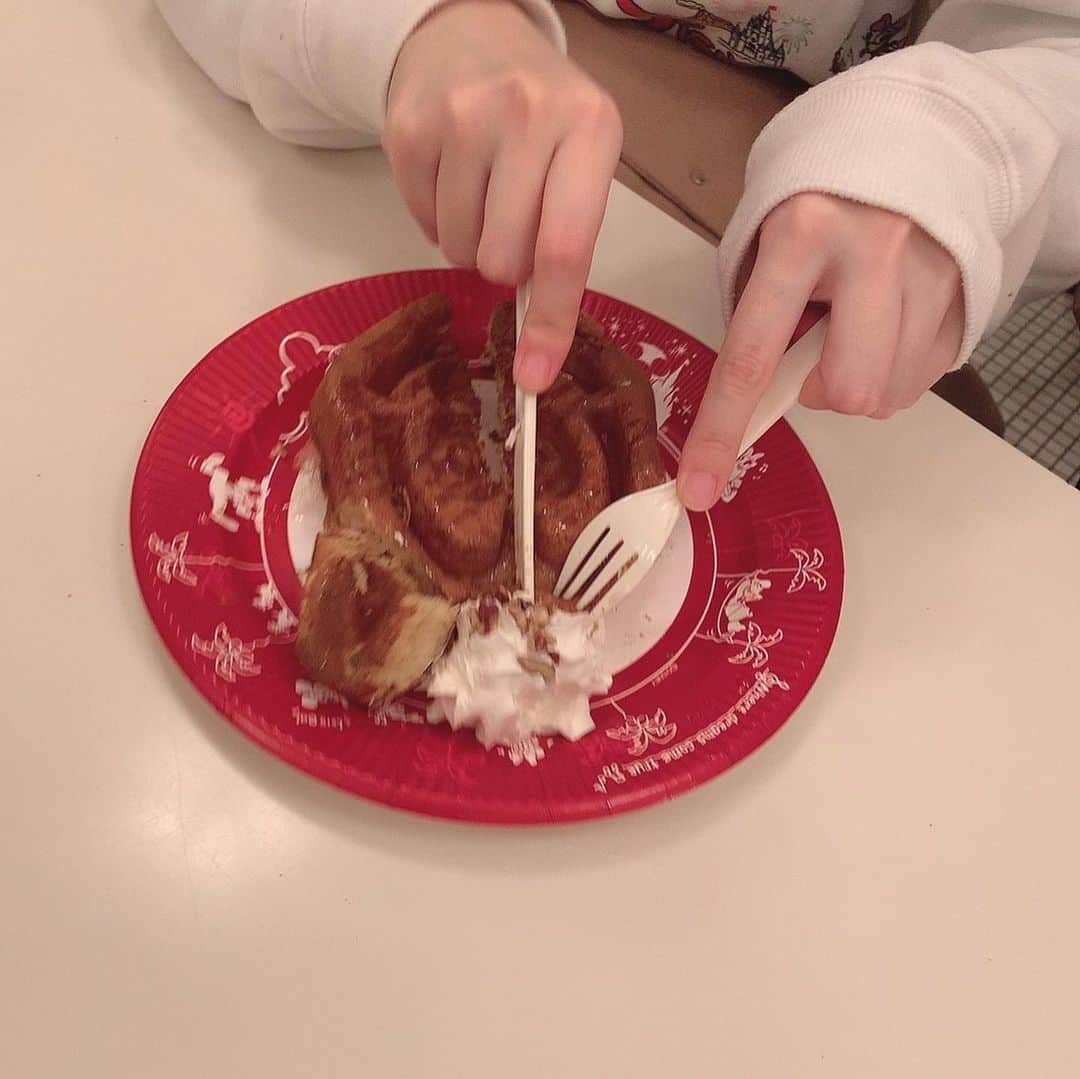 田村響華さんのインスタグラム写真 - (田村響華Instagram)「食べてみたかった。夜に駆け込んで食べた。美味しかった🐭💓 #ディズニーランド #ミッキーワッフル」2月23日 18時26分 - kyo_ka1016