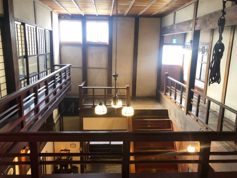 千秋さんのインスタグラム写真 - (千秋Instagram)「2階から見る回廊。 天晴れ👏🏻👏🏻👏🏻✨ 1枚目、右上の縄は、二階に物を運ぶためのものらしいです。持ち主さん談。 梁や柱、壁、細かい芸術作品とも言える造りがあちこちに。  １つ前のポストに書いたこと、日本全体がどうにか良い方に変わっていくといいなあ。古い昔の建物って知恵と文化が詰まってる財産だもの。  #回廊 #明治34年 #1901年 #明治時代 #明治 #唐津 #前原宿 #糸島 #福岡 #お屋敷 #豪邸 #古民家 #古民家再生 #豪商 #古材の森 #骨董 #骨董品 #福岡県 #このお家の行く末を考えなくちゃ #専門家の方の知恵をお待ちしています #千秋旅日記 #japan #japanese #japan_of_insta #japantravel #japantrip  #japaneseculture #japanlife  #fukuoka #itoshima」2月23日 18時30分 - chiaki77777