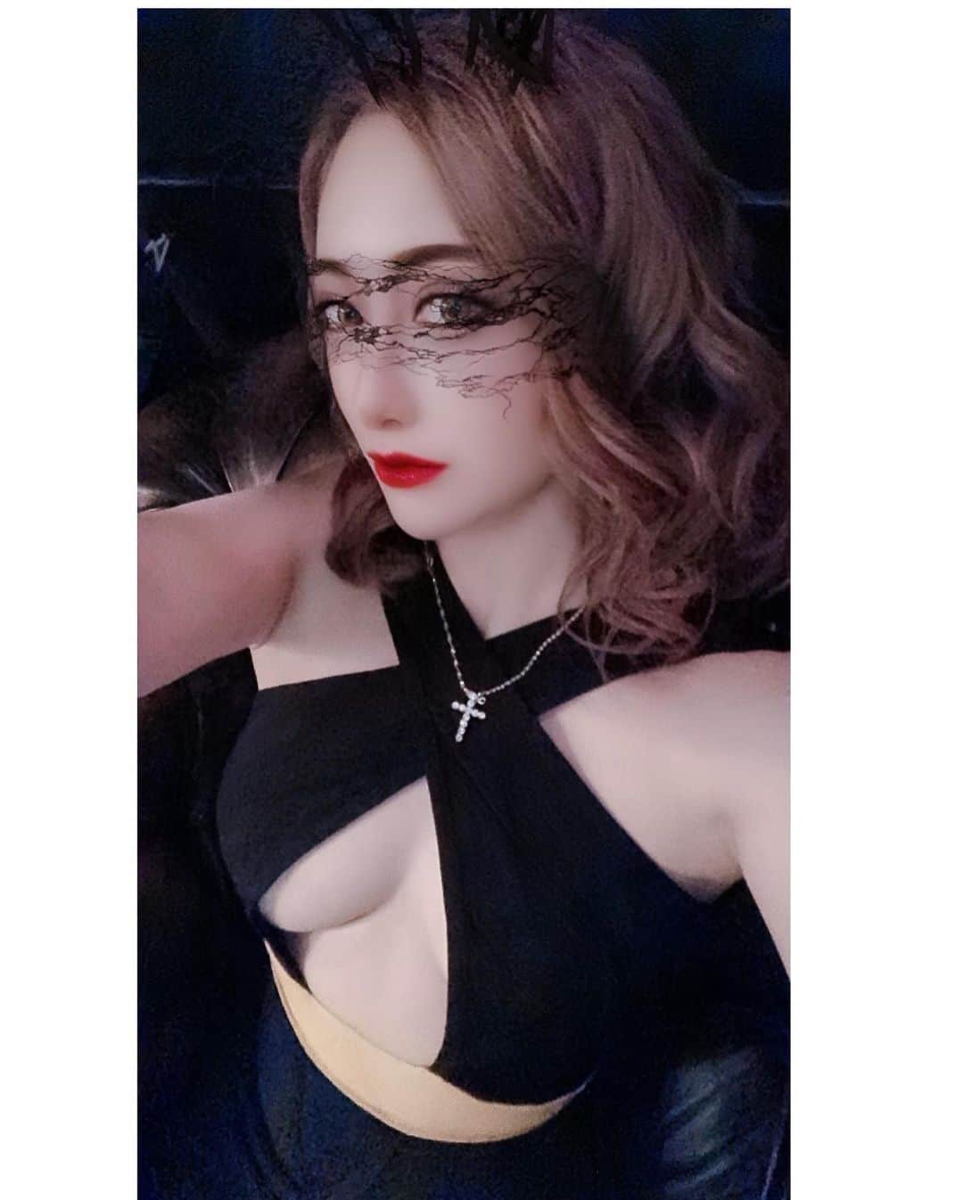 リアラさんのインスタグラム写真 - (リアラInstagram)「日曜月曜は祝日でアマテラスは休みです！ 引きこもってポケモンします！ ２日間で胃をデトックスするぞ🔥  ぽっちゃりぽちゃぽちゃ🤤  #ドレス#dress#お気に入り#たまにしか着れない#酔ったら危ないドレス#半身浴#デトックス#美容#美肌#歌舞伎町#キャバクラ#キャバ嬢#リアラ」2月23日 18時31分 - riaranyan
