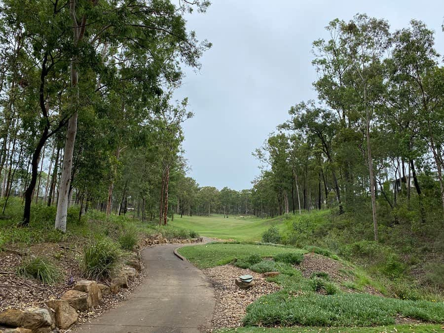 スタイヤーノ梨々菜のインスタグラム：「今日はブルックウォーター⛳️🏌️‍♀️ 山本道場とは最後のラウンド！ 狭めのコースだけど、シンプルに自分のミスで75打った🤣 でも、良いコース！楽しかった😆👍 ガオレンジャー世代と、ハリケンジャー世代🙋‍♀️ いっちゃんはウルトラマンコスモスらしい！ 私は百獣戦隊ガオレンジャー🦁牙吠 #brookwatergolfclub #golf #australia #山本道場 #百獣戦隊ガオレンジャー #ハリケンジャー #ウルトラマンコスモス #ガオレンジャー #吼えろ #牙吠 #蟬 #小さいセミ」