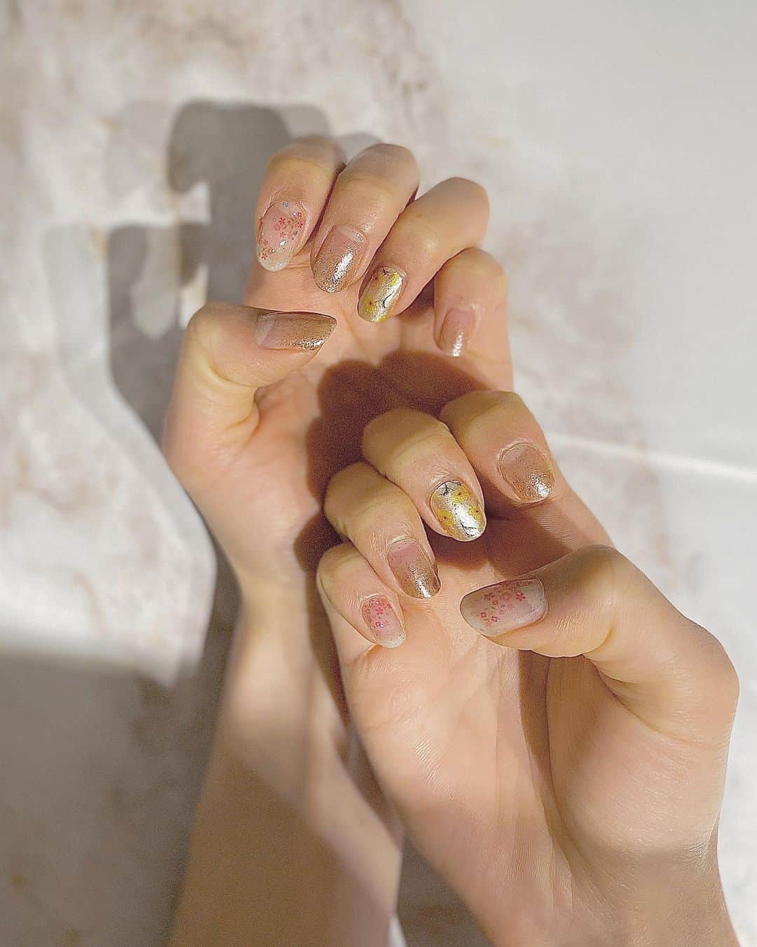のインスタグラム：「ジェルネイルおやすみの間に﻿ @incocotokyo を使ってセルフネイル💅🏻﻿ ﻿ シールだから簡単だし何よりも﻿ 乾くまでの時間が苦手なわたしにはぴったり👌🏻﻿ ﻿ 新作の3種類を組み合わせたよ💐﻿ フットネイルにもおすすめ！﻿ ﻿ #incoconails」