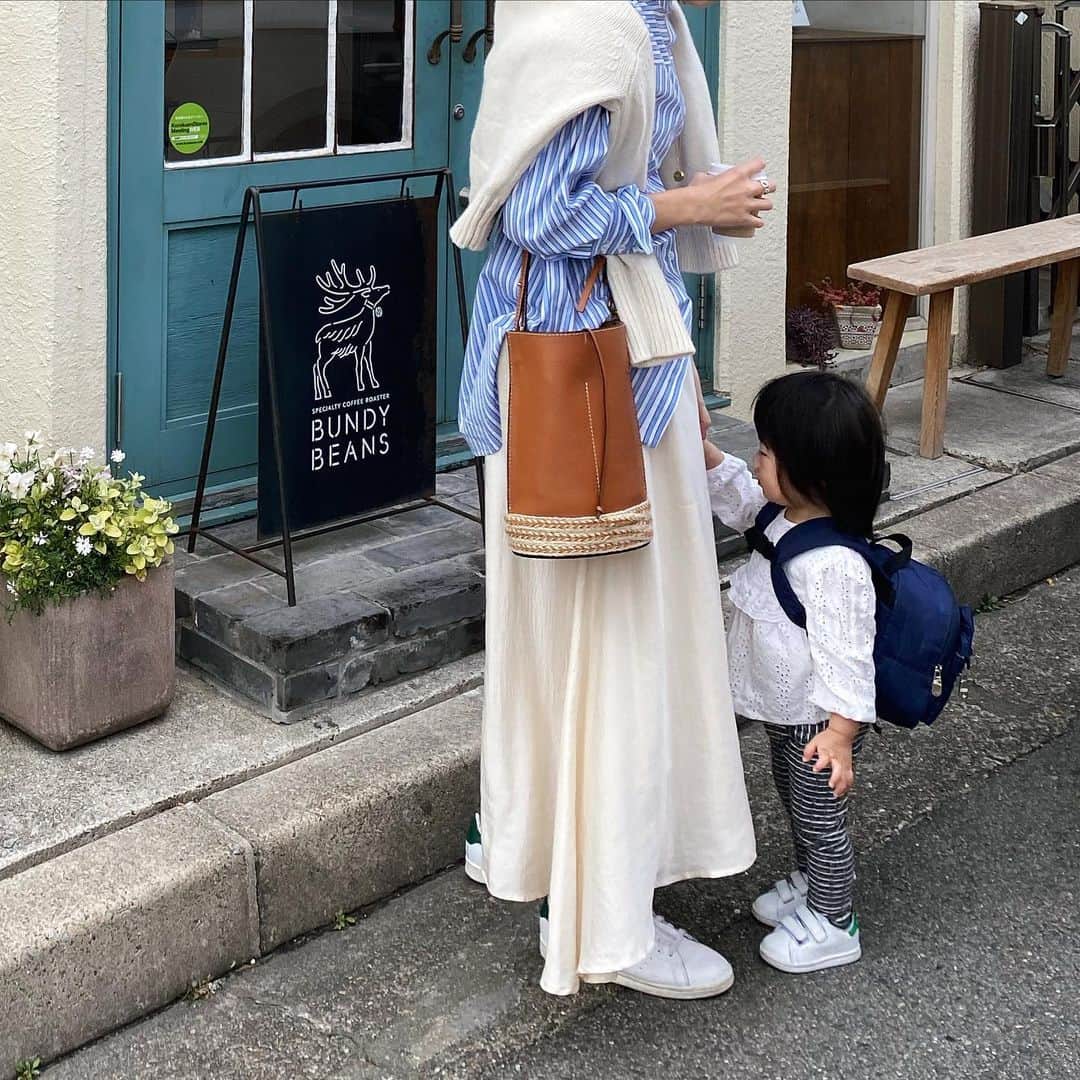 美生のインスタグラム：「今日のコーデもお気に入り尽くし♡﻿ ﻿ 次女もお気に入りのおもちゃを﻿ リュックにたっぷり詰め込んで♡﻿ ﻿ @donobanweb おすすめの新作が﻿ たくさんあるので﻿ ご紹介させてくださいね🥰🙏🏻✨﻿ ﻿」