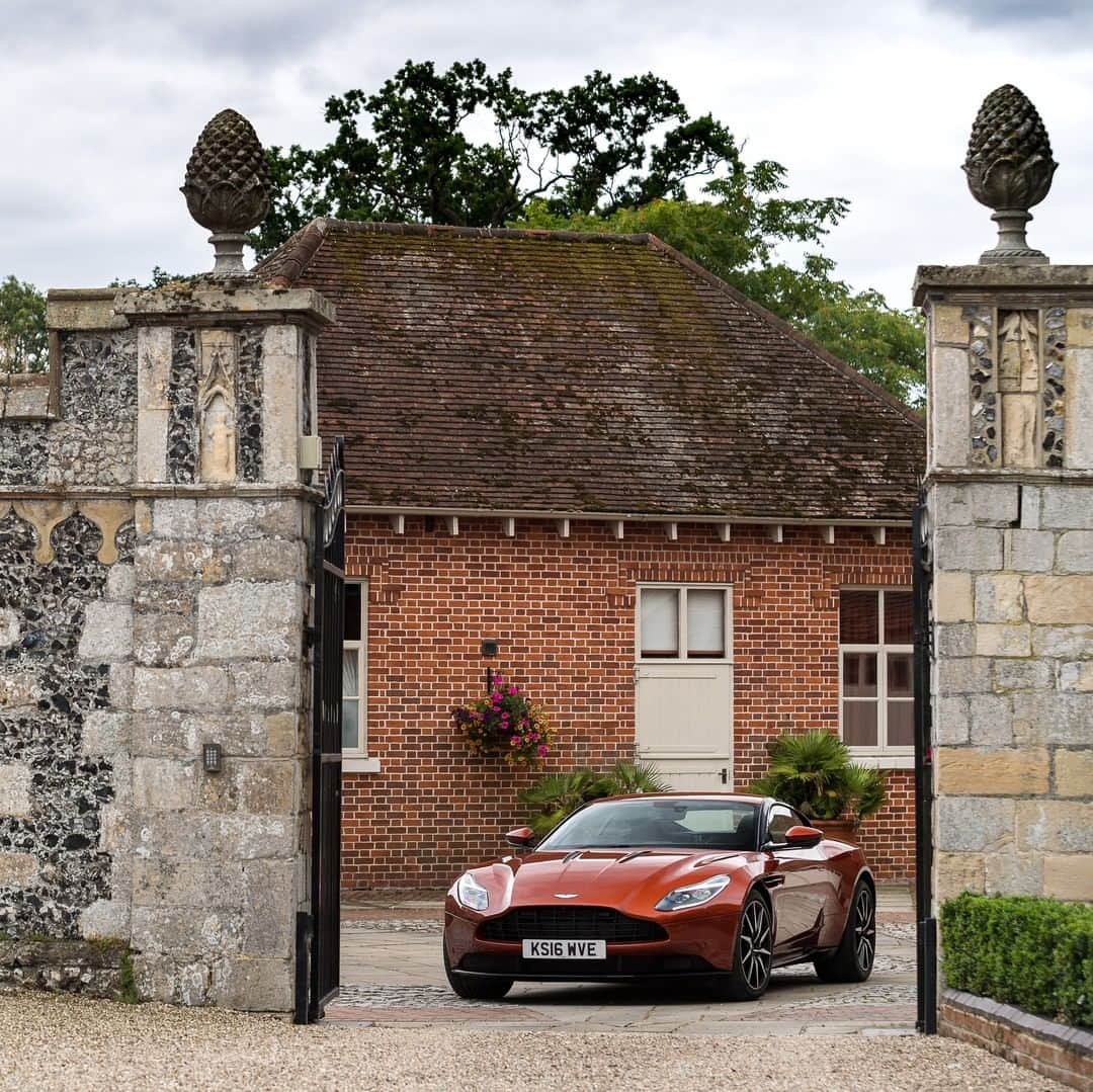 アストンマーチンさんのインスタグラム写真 - (アストンマーチンInstagram)「DB11 is a truly classical Aston Martin and a true sports car. But don’t let its beauty trick you into thinking that’s all it is…  #DB11 #AstonMartin #BeautifulIsANumber」2月23日 19時00分 - astonmartin