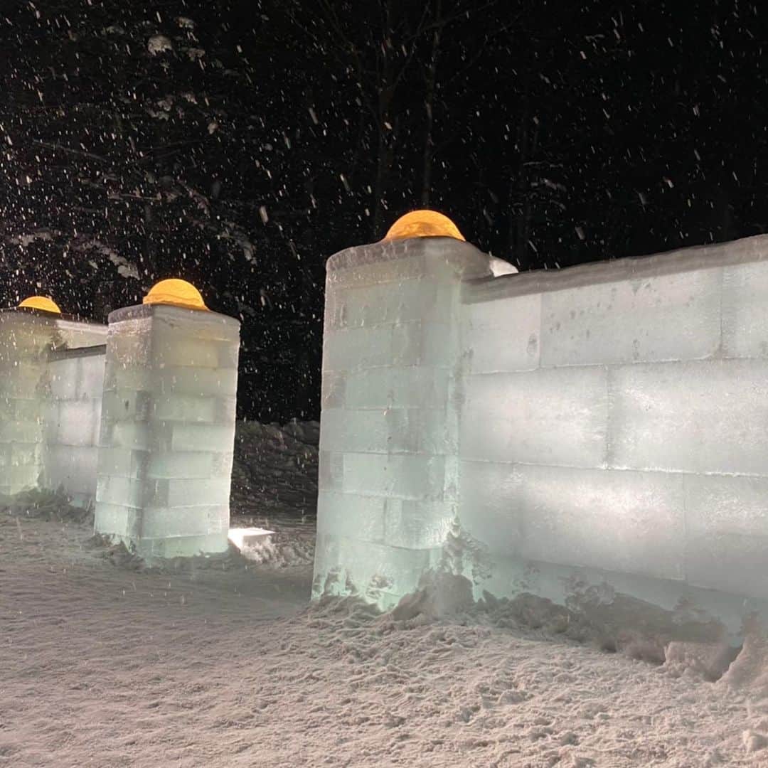 玉木碧さんのインスタグラム写真 - (玉木碧Instagram)「【トマム旅行】part4 アイスヴィレッジ編  #水の教会（part3を参照）を見学した後は、  #星野リゾートトマム で冬の期間限定でやっている #icevillage #アイスヴレッジ　を散策❄️☃️ それはもう、 #アナと雪の女王 の世界でした❄️🤩 水の教会からアイスヴレッジまで歩く雪道はキラキラした灯りで囲まれて、　アナと雪の女王ショートフィルムの　#家族の思い出 のシーンみたい🥺  実際姉と行ってるので、本当に家族の思い出になりました🥰  #旅行　#女子旅　#二人旅　#姉妹旅　#アナ雪　#アナと雪の女王　#frozen #トマム　#星野リゾート　#雪ガール　#北海道　#アイスヴレッジ  #フリーアナウンサー #玉木碧」2月23日 18時58分 - tamaki_aoi.official
