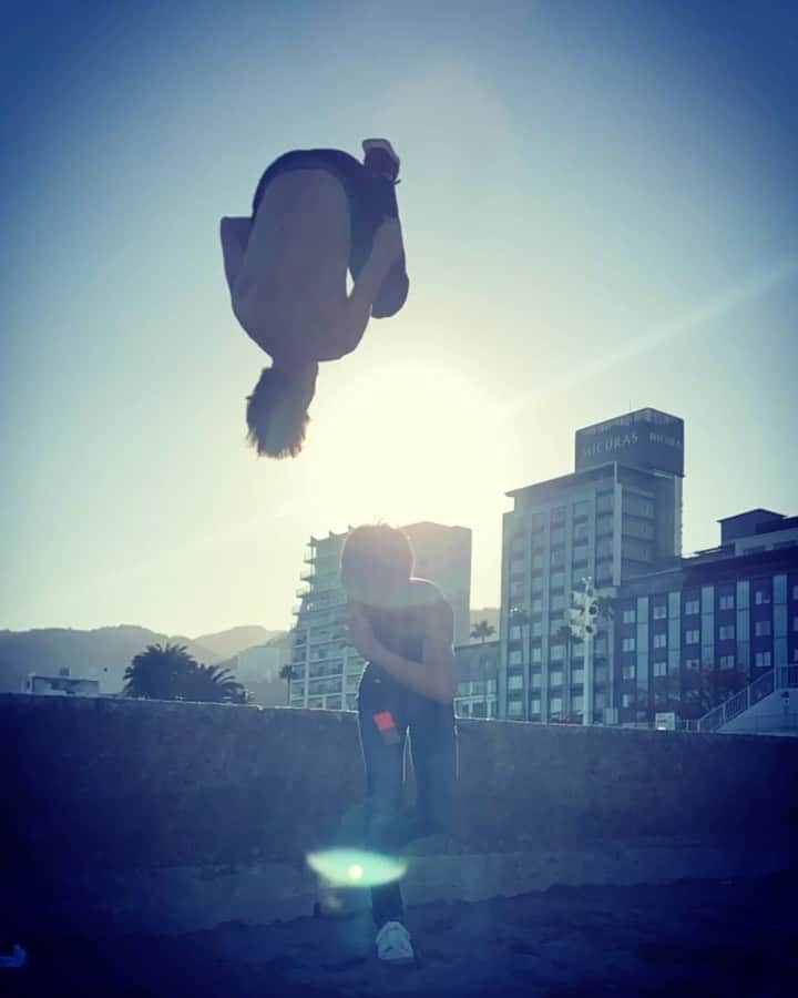 才川コージのインスタグラム：「男旅。 🦍海でくるくる🦍 #parkour #freerunning #パルクール」