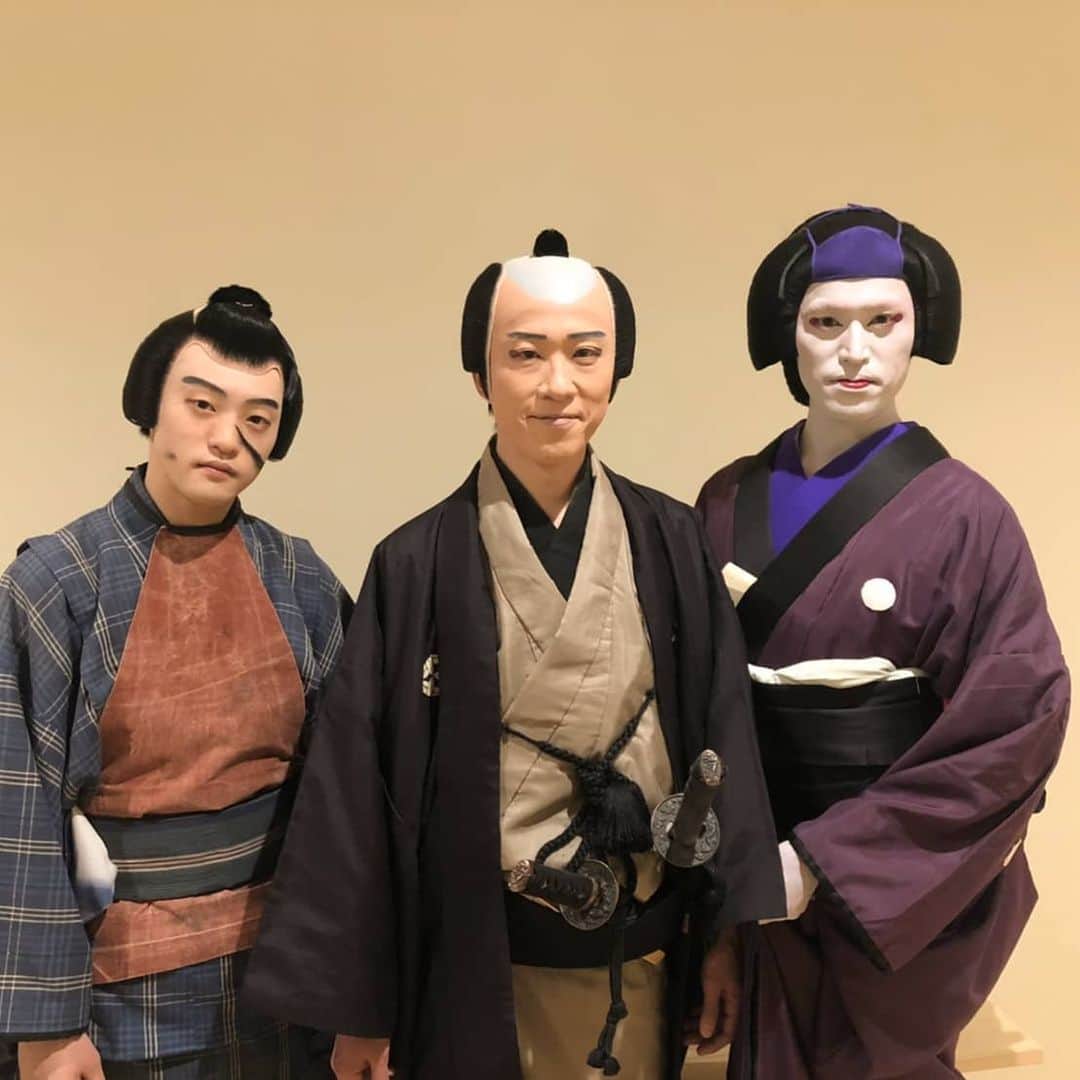 尾上緑さんのインスタグラム写真 - (尾上緑Instagram)「【こども歌舞伎スクール寺子屋】 ・ 歌舞伎座で【和】を学ぶ ・ 歌舞伎の殿堂歌舞伎座で、日本の礼儀作法、歌舞伎の基礎を学ぶのが ・ 【こども歌舞伎寺子屋スクール】 ・ 下は4歳から、小学生まで。 ・ 中学生の部もまた別にあるようです。 ・ 今日は下のかわいらしいお友達に混ざって、寺子屋の戸浪を務めさせていただきました。 ・ 【寺子屋】 【道成寺の所化】 【雀おどり】 と、みんな日頃のお稽古の成果を発揮し、無事に演じきりました。 ・ #こども歌舞伎スクール寺子屋#寺子屋#戸浪#中村吉二郎#尾上まつ虫#歌舞伎座ギャラリ」2月23日 19時17分 - onoe_midori