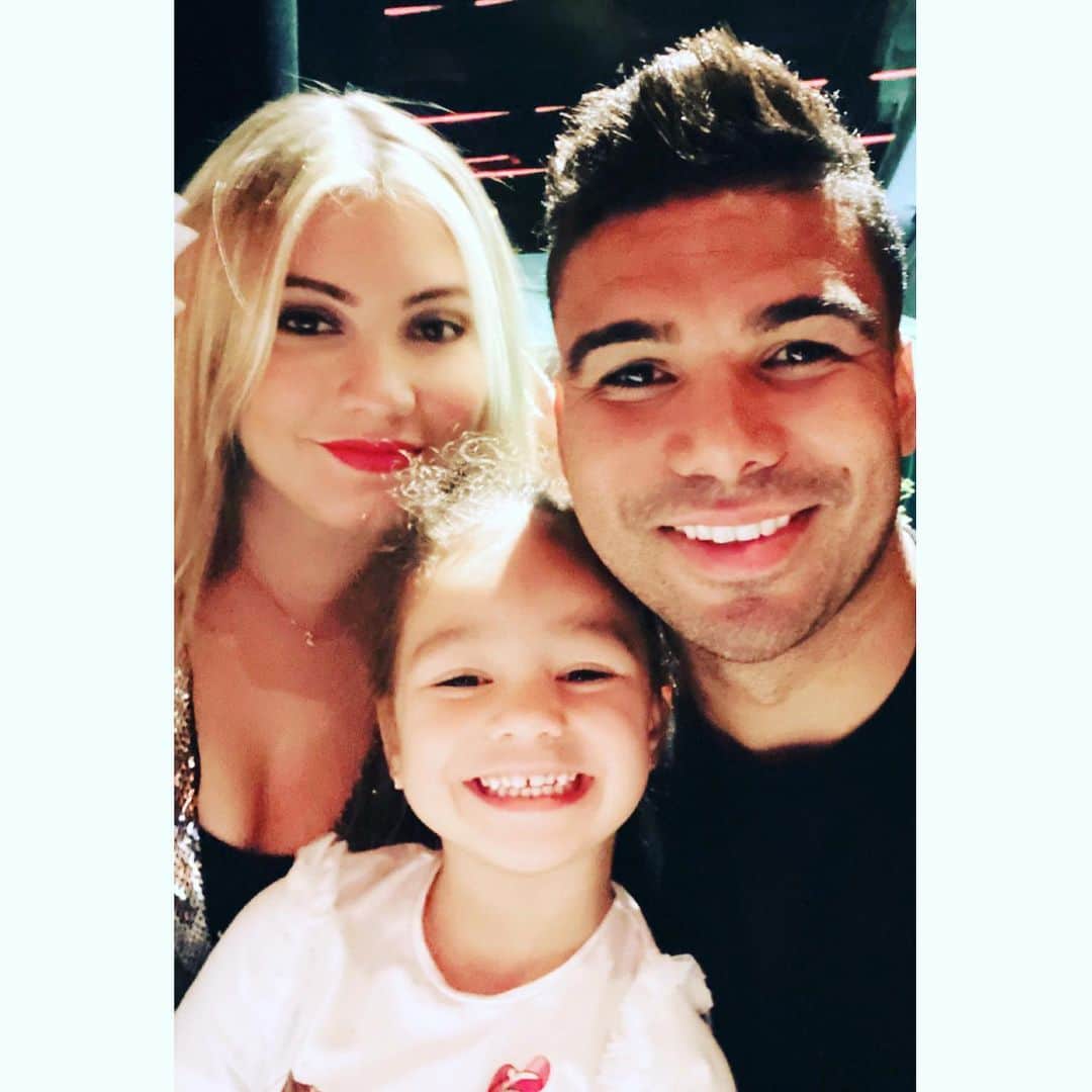 アナ・マリア・カゼミーロのインスタグラム：「🎈Parabéns Vida!!!🎉 @casemiro Que Deus continue te abençoando. Que este ano seja repleto de conquistas, leve, cheio de sorrisos, muito amor e alegrias. Sempre estaremos com você, Te amamos muito.👨‍👩‍👧 Nosso tudo🙏🏻💘」