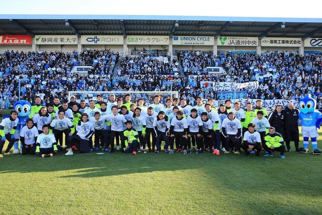 ジュビロ磐田さんのインスタグラム写真 - (ジュビロ磐田Instagram)「本日の試合終了後に、太田吉彰氏の引退セレモニーが行われました。﻿ ﻿ 太田吉彰さん、18年間お疲れ様でした👏✨﻿ ﻿  #太田吉彰﻿ @yoshiakiohta09 ﻿ ﻿ #俺達の誇り吉彰﻿ #soccer #football #Jubilo #Jleague #iwata #shizuoka #ジュビロ磐田 #サッカー #フットボール #Jリーグ #サックスブルー」2月23日 19時16分 - jubiloiwata.official