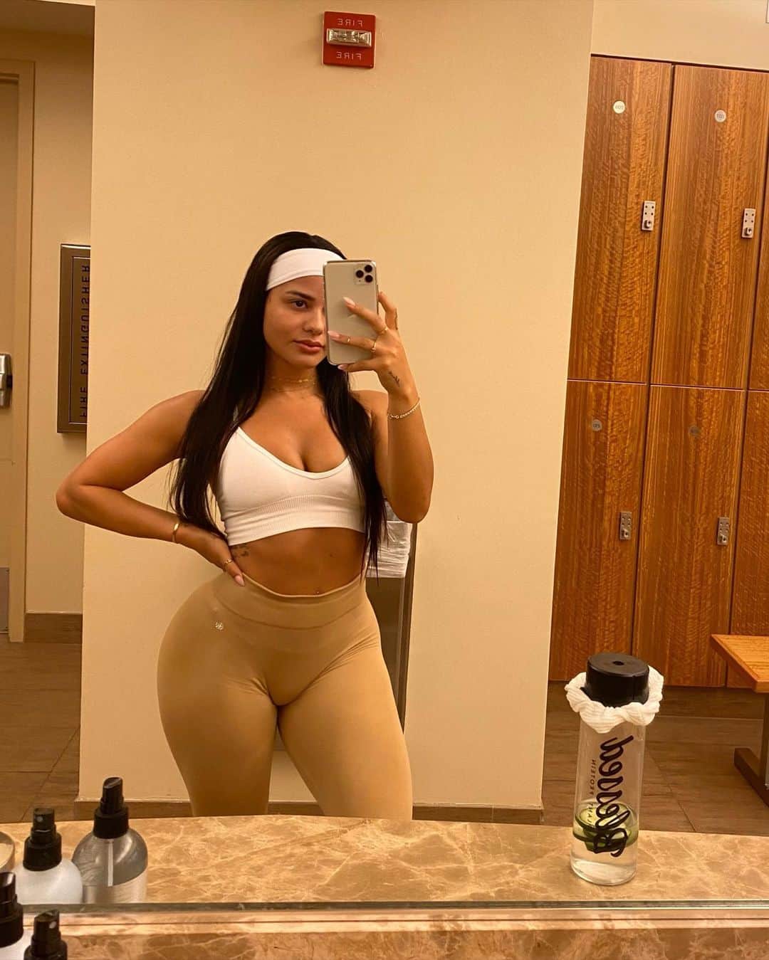 Katya Elise Henryさんのインスタグラム写真 - (Katya Elise HenryInstagram)「The best part about working out, is the results. In the morning when i look onto my mirror after weeks of this Thicccc challenge, let’s just say....YES BAWDYYYY! We’re killing it. 💪🏽 - Is it just me- or does seeing results really motivate you to go to the gym and work even harder lol?! I love to see it! 🥰 How are y’all doing throughout this challenge? Let’s talk! ✨ - - For all workout programs (at home or in gym), my new recipe book, lounge wear, leggings (I’m wearing some of my favs in this pic), tops, helpful blogs about diet & fitness, my fav supplements, bikinis, and so much more - hit that link in my bio! 🍑」2月23日 10時25分 - katyaelisehenry