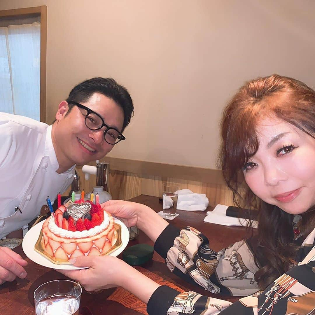 モモコさんのインスタグラム写真 - (モモコInstagram)「誕生日当日は、仕事終わりS.MOMOに顔を出して、大好きなにしぶち飯店へ‼️ 貴重なお席に息子2人も入れてもらいました！ 最高の夜でしたぁ💕  #ハイヒールモモコ #👠 #👠🍑 #CHANEL #シャネラー #グルメ #にしぶち飯店 #誕生日」2月23日 10時30分 - highheel_momoko