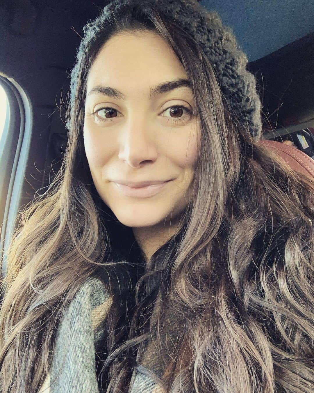 ディーナ・ニコール・コルテーゼのインスタグラム：「I only wear makeup when I work now a days or when @cbuckner_ takes me out on a hott date .. how times have changed 😂 #familynight」