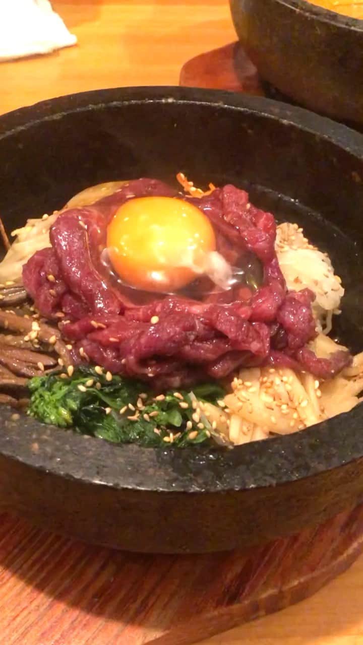 のインスタグラム：「「しみず」の石焼きユッケビビンバはちょっと辛めに仕上げるのがオススメ！お焦げもしっかりついています！  #しみず #不動前 #不動前グルメ #ハンバーガー #肉割烹 #焼肉 #ステーキ #ユッケ #すき焼き #肉 #和牛 #牛 #グルメ #東京肉レポート #肉レポ #令和 #shimizu #fudomae #hamburger #yakiniku #wagyu #beef #steak #instafood #food #foodie #bbq #tokyo #tokyo29report #tokyowagyureport」