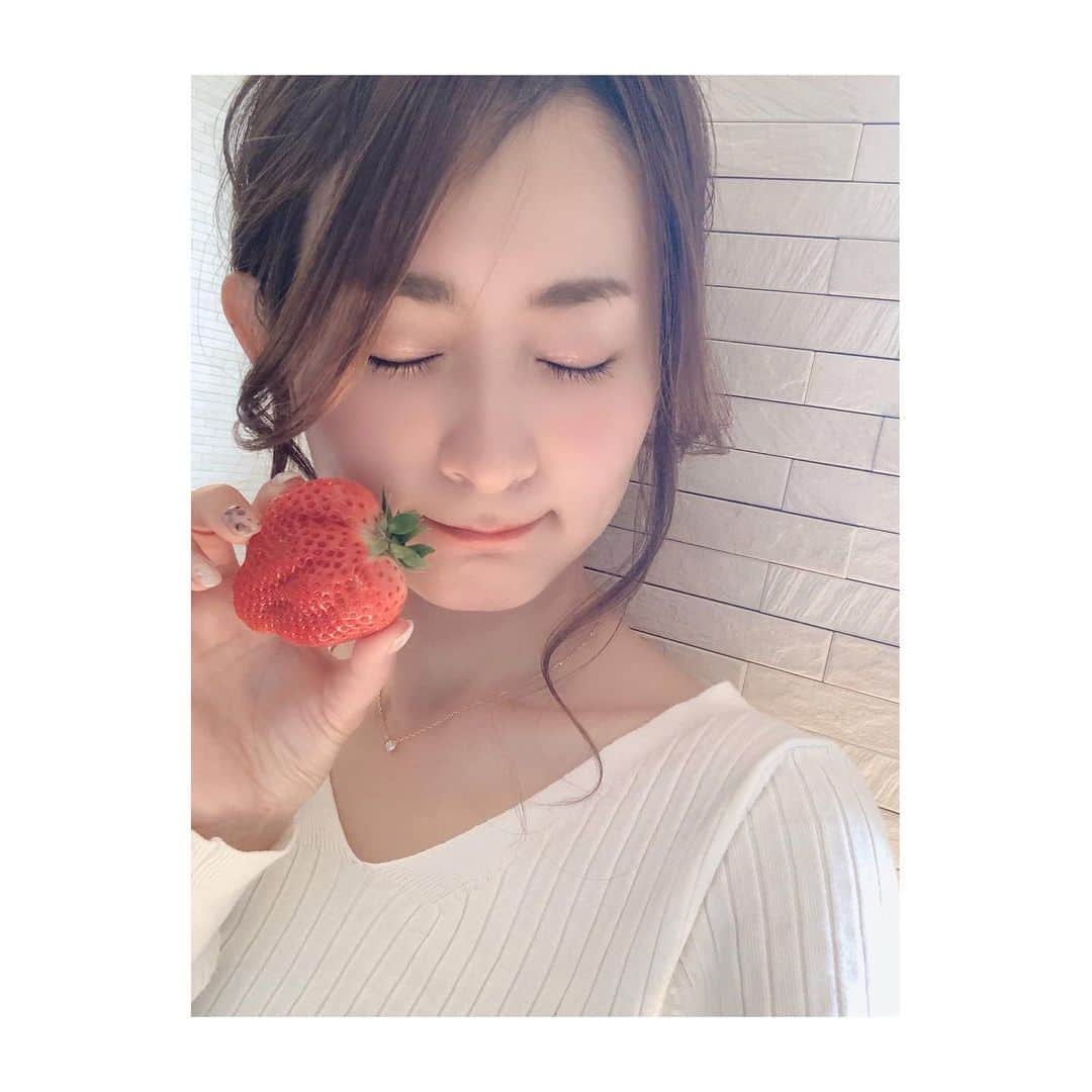 花清まゆこさんのインスタグラム写真 - (花清まゆこInstagram)「楽しみにしていたイチゴ狩り、、、 まさかの私が体調不良でお留守番、、、^^; 息子たちは、  ママーにイチゴいっぱい持ってくるねー♡って^ ^  ありがとう！お腹を下す虫が早くいなくなりますように、、、(^^;; ゆっくり休んでねって言って、 息子たちを連れて行ってくれたじーじやばーばたちに感謝だー！！ #いちご狩り  #楽しみにしてた のに#残念　#体調不良　#胃腸炎 #ワンオペ育児 #ゆっくり時間 #何年ぶりだろ #アラフォーママ #兄弟ママ」2月23日 11時01分 - mayuusa610