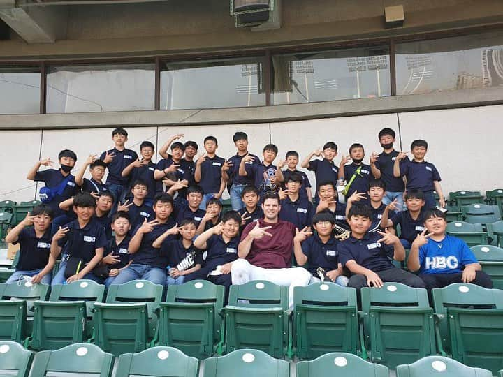 ジェイク・ブリガムのインスタグラム：「HBC baseball is here in Taiwan for spring training. Love getting to see these kids, and what they are doing in Korea!」