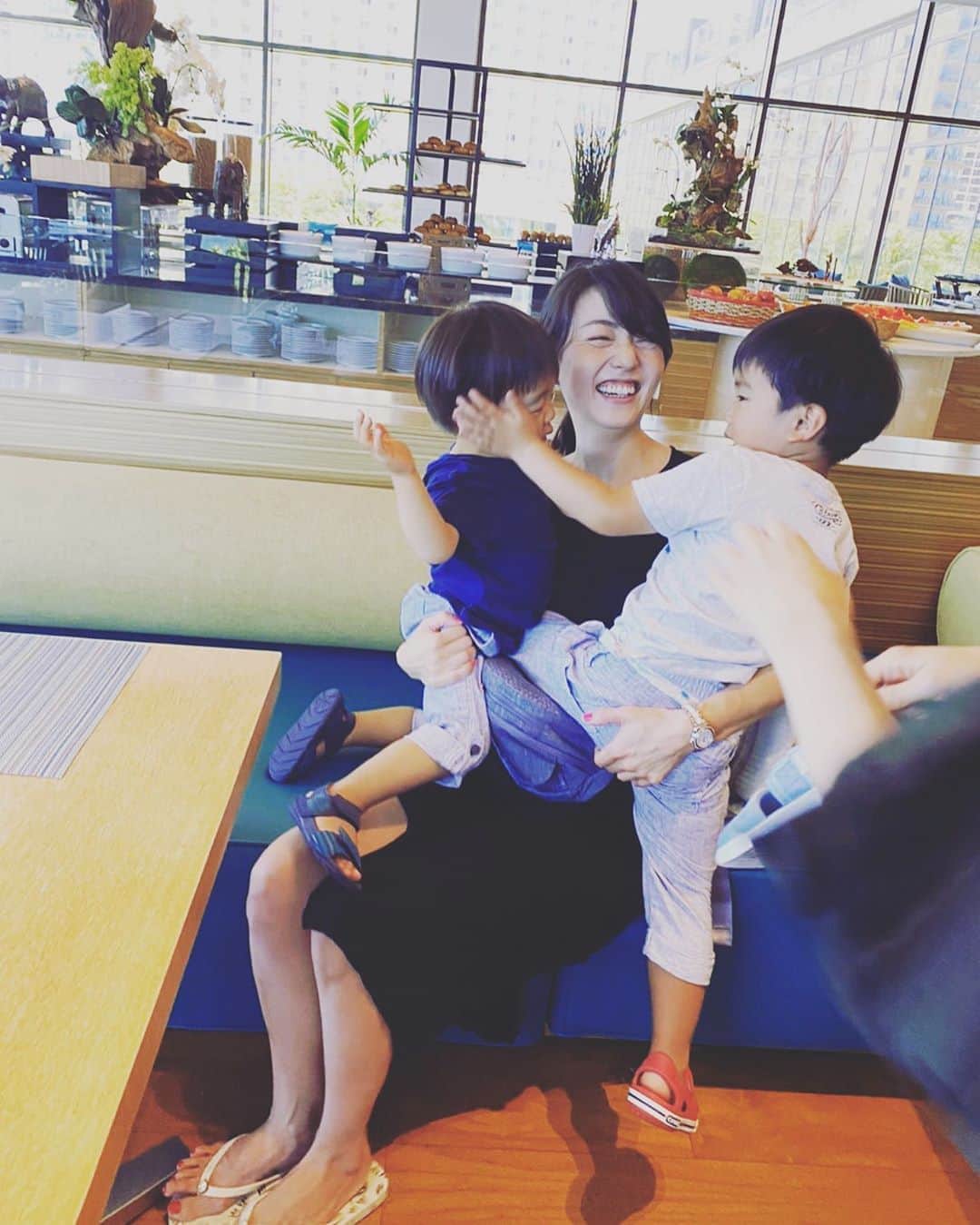 八木早希さんのインスタグラム写真 - (八木早希Instagram)「時々起きる#ママの奪い合い 🤣　#luckymom」2月23日 11時17分 - sakiyagi