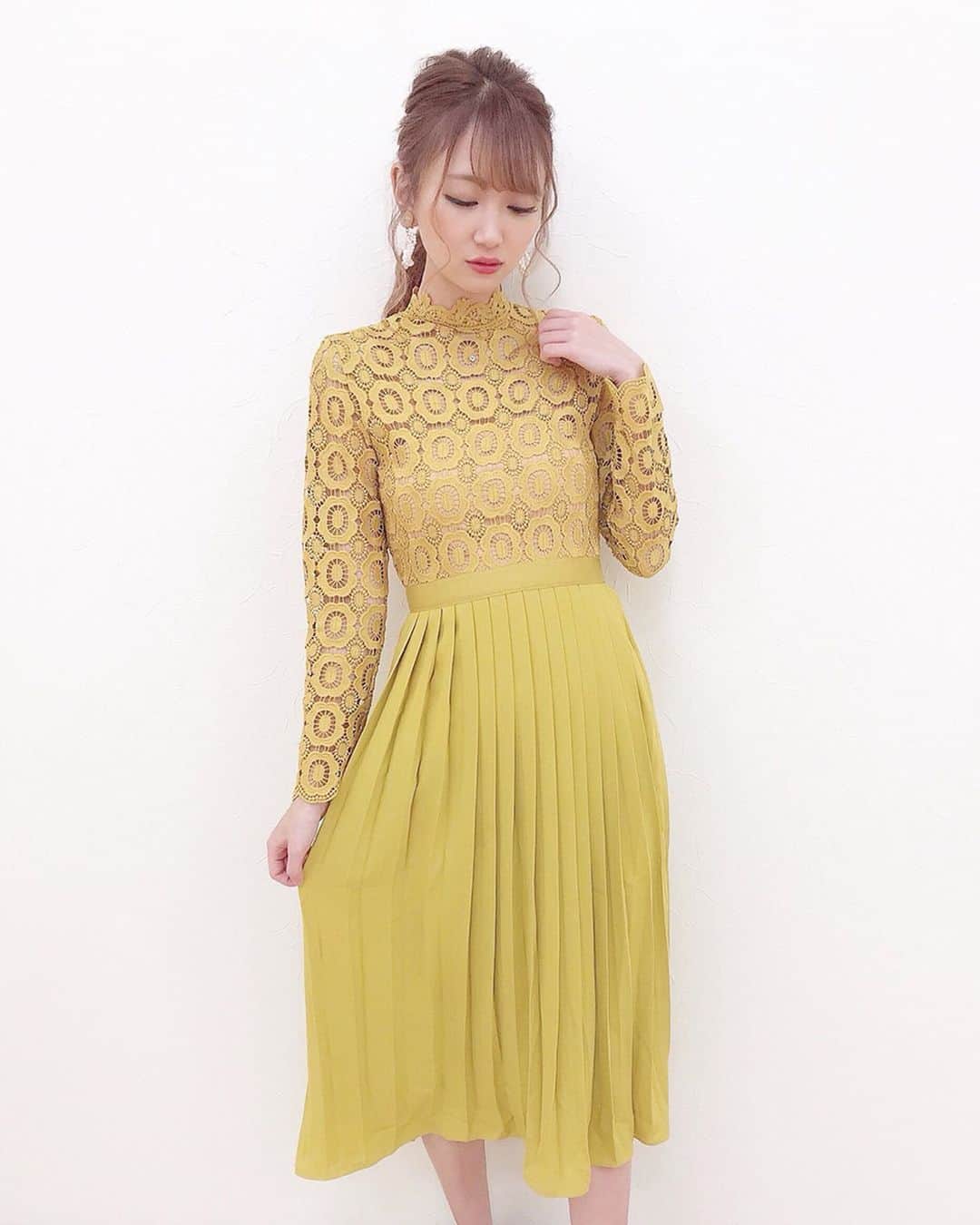 のインスタグラム：「𝐝𝐫𝐞𝐬𝐬 ❤︎ . ちいの結婚式の二次会の時の👗💓 @classyandfabulous_jp の マスタードクロシェドレス ✨ . マスタードカラーに惹かれてこれにしたよ😏♥️♥️ 可愛い〜めっちゃ色キレイ👏🏻サイズはSサイズです！ . 自分的に寒色が全然似合わんからイエロー系が 一番似合うかな？って思ってるねんけどどう？ｗｗｗｗ . . #ドレス #パーティードレス #ワンピース #お呼ばれコーデ #お呼ばれドレス #結婚式 #二次会 #ディナーコーデ #フォーマルコーデ #きれいめコーデ #きれいめワンピース #大人コーデ #パーティーヘア #お呼ばれヘア #りぱコーデ .」