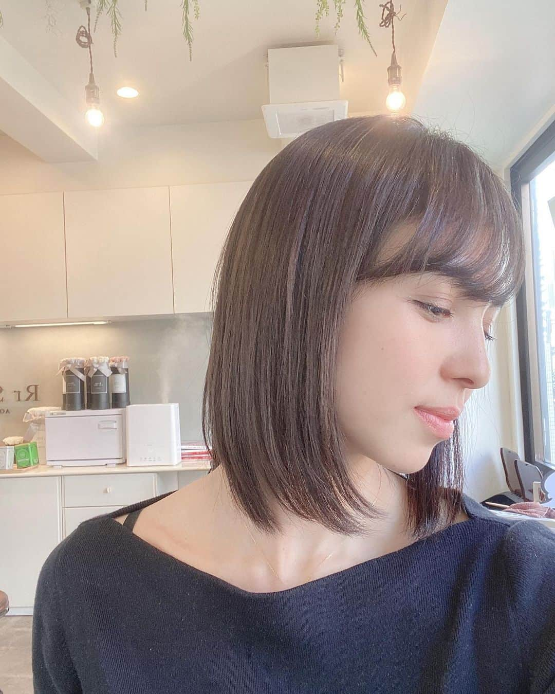 鈴木サチさんのインスタグラム写真 - (鈴木サチInstagram)「RrSalon Aoyama に行って来ました。 やばぁ〜い😳😳😳 産後でパサパサだった髪が復活したー！！ 今は産後で髪の毛が抜け続けていて、新しくはえてきた産毛とで、髪の毛の状態が良くない😞分かってたはいたもののやっぱり凹むよね😞 まだまだ完ぺきに戻った訳ではないけど、少しずつ、戻して行こう！  それにしても一年前にショートにしてからあっという間に髪の毛が伸びたっ！途中で何度も切ったんだけど、今は髪の毛の状態が良くなくてしばらくは短くできないから、長いのを楽しもぉー😚😚 それにしてもビフォーがやばいっ😂😂😂 #mama #mother #model #kids #baby #rrsalon #aoyama #tokyo #japan」2月23日 11時11分 - sachi_suzuki