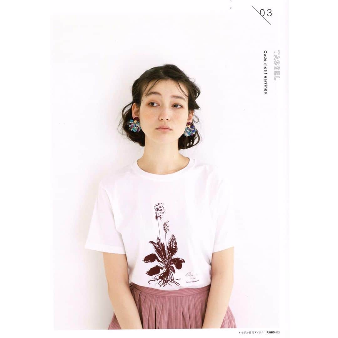 夢子のインスタグラム：「. 日本ヴォーグ社『ハンドメイドアクセサリーの本』 . Photo : #白井由香里 Stylist : @kaotoharu  H&M : @yukioike . #ハンドメイド #雑貨 #gunns #gunnsmodel #uvレジン  #手作りアクセサリー」