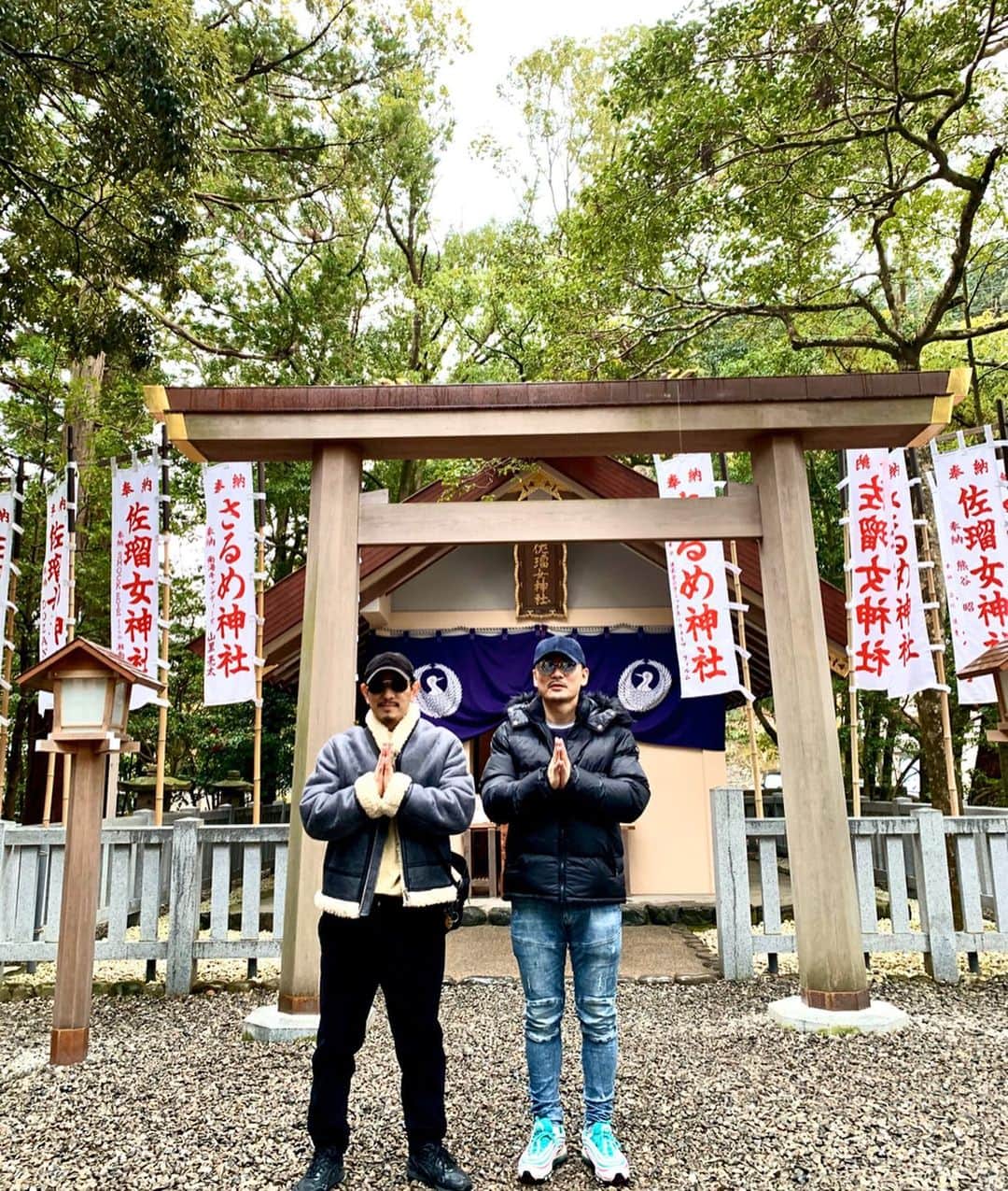 SPICY CHOCOLATEのインスタグラム：「✴︎ 今年も 佐瑠女神社 正式参拝させてもらい １年のお礼をしてきました🙏🏻 . . 佐瑠女神社には、 俳優（わざおぎ） 神楽・技芸・鎮魂の祖神と 仰がれる天宇受売命 (芸能の神様)が 奉祀されています⛩ . 令和二年 新しいアルバム 『TOKYO HEART BEATS』 リリースするので、 音楽の神様に どうかどうか たくさん微笑んで もらえますように🌟 .  #SPICYCHOCOLATE #DOZAN11 #SHOCKEYE のぼり旗も 奉納させていただいてるので 御参りに行って見てみてね✨ . 今年の23日も 残り10 回。 . #猿田彦神社 #佐瑠女神社 #芸能の神様 #三重県 #伊勢市 #伊勢物語 #天皇誕生日🎌 #SPICY_CHOCOLATE #令和二年二月二十三日 #神社フォトコンわたしと神社 ⛩🐢🎯」
