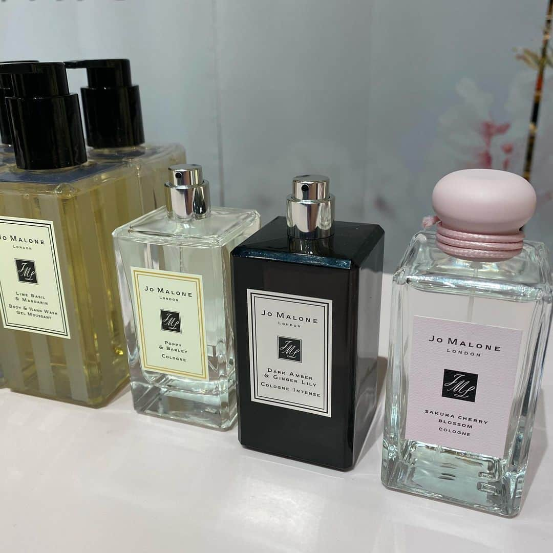 kawakami momokoさんのインスタグラム写真 - (kawakami momokoInstagram)「@jomalonelondon  の日本限定品、#サクラチェリーブロッサム　の先行販売に行ってきました❤️会場はサクラだらけで、めちゃ可愛かったよ！  イングリッシュベアー＆フリージア ポピー＆バーリー←持ってる これ合わせると、すごいフルーティでまた好み！！ ウッドセージ＆シーソルト アンバー＆ジンジャーリリーと 合うらしく、ティスティングバーで香りを嗅がせてもらえるんです❤️ 甘すぎないパウダリーな繊細な香りで、今回ドンピシャ！！！ 限定だけに大きいので 大切に使いたい❤️ もっと甘い感じかと思ってたけど、すごい爽やかです❤️ #ジョーマローンロンドン　#ジョーマローン  #jomalonelondon」2月23日 11時27分 - momoko.kawakami.29