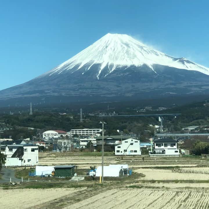 マイケル富岡のインスタグラム：「富士山 いっちゃう？新幹線の車窓から日本の美…冬の富士山♪#のぞみ #車窓 #登山部 #芸能人登山 #世界遺産 #日本の美 #富士山 #iPhone #カメラ #美しい #マイケル富岡 #タレント #俳優 #love #nature #lovely #view #mtfuji #worldheritage #beautiful #mountain #shinkansen #actor #actorslife #shooting #winter #snow #車内アナウンス」