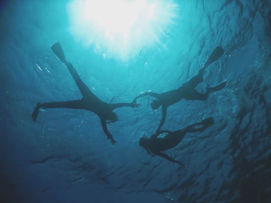 奈津美さんのインスタグラム写真 - (奈津美Instagram)「- @no_touch_coral - 海は海の生物たちのおうち。 海に入る時は、 "お邪魔します。" そう思って入ってます。 自分の家に勝手に入って 勝手に触られて動かされて、 あげくに壊されてって...😢 - 大好きな宮古島の海、サンゴ礁、魚たちを 守る活動に参加していきたいと思っています！ そのために、︎宮古島ノータッチサンゴマナーオーディションに参加中〜🐠・° #ノータッチサンゴマナー 🤚🏻🆖 1.立たない 2.歩かない 3.蹴らない 4.触れない 5.餌付け禁止 - 観光客が増えていく一方、 海が荒らされ死んでいくのは 見ていられません！ 皆さん、ちょっとだけ意識して 海で遊んで見てください🐚💙 - #notouchcoral #Searules #miyakojima #miyakoisland  #宮古島 #海を守る #サンゴを守る #海に囲まれた島国に生まれた私たち」2月23日 11時35分 - natsumi_7.2.3