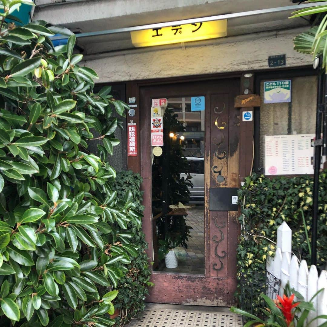 能町みね子さんのインスタグラム写真 - (能町みね子Instagram)「#喫茶メモ 神戸湊町 エデン/ 有名店。混んでる。外観も内装もとんでもなくすばらしいけど、なにより道向かいから眺めた時「よくこのビルに挟まれた立地で生き残った!!!奇跡！」と思いました(最後の写真)。」2月23日 11時52分 - nmcmnc