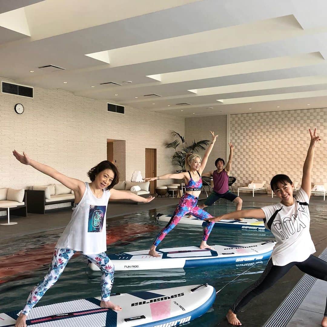 のインスタグラム：「ハレクラニ沖縄　@halekulani_okinawa  田中律子監修ハレクラニサップヨガ🏄‍♀️🌞🏝🐬🧘‍♂️ 毎週土日、7:45〜開催してます❗️朝からしっかり身体を動かして、体幹を鍛えて、ヘルシーライフスタイル🤩今日も朝からプルプルして、汗かいて気持ちいい1日のスタート🙌ご参加ありがとうございました😍  来月の私のレッスンは、3/14.15.29担当しまーす🏄‍♀️🌞🙋‍♀️ #halekulaniokinawa  #halekuranisupyoga #田中律子監修ハレクラニサップヨガ  #supyoga  #healthylifestyle  #朝活  #宿泊者限定レッスン」