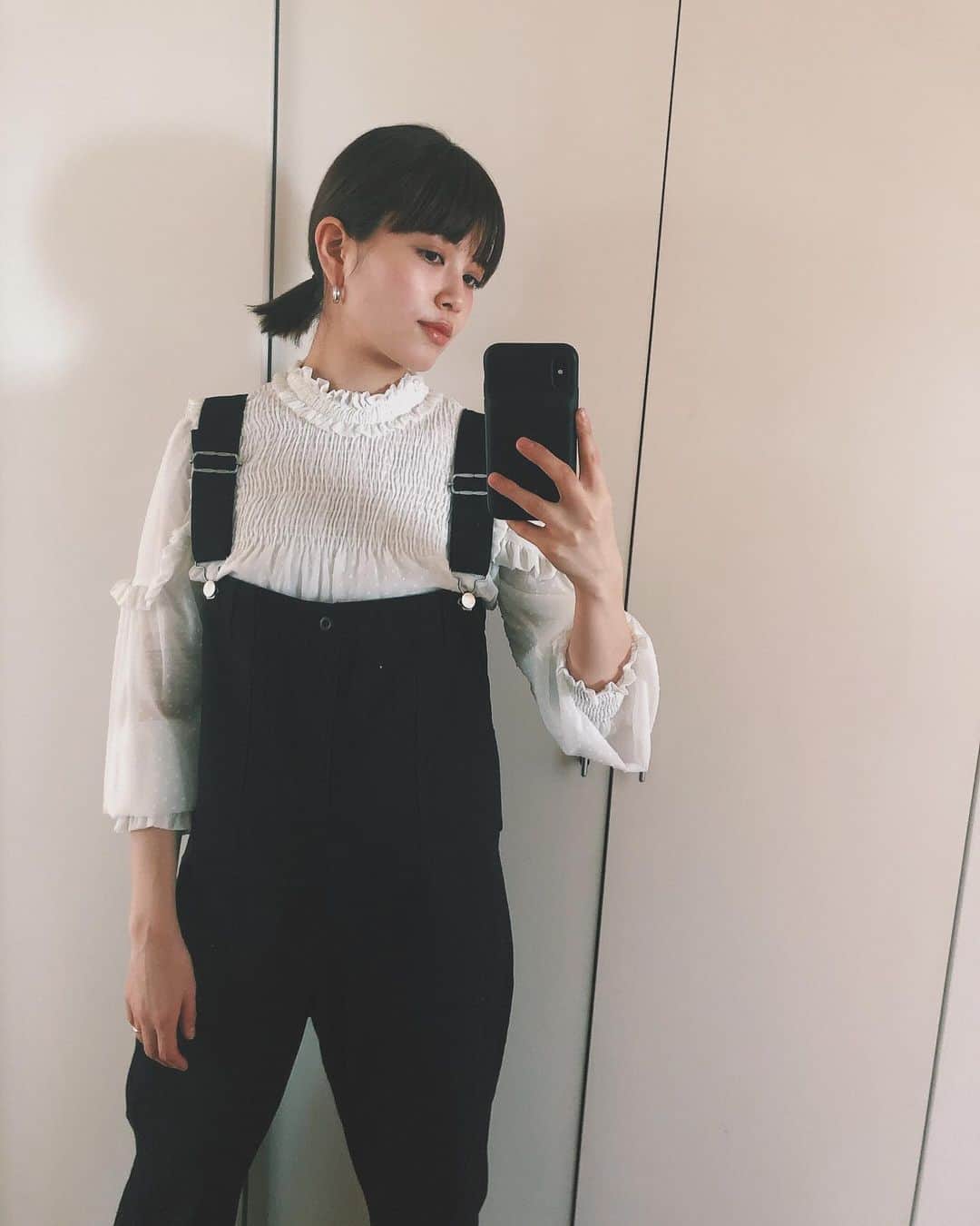 垣内彩未さんのインスタグラム写真 - (垣内彩未Instagram)「@urvin_official の オーバーオール。  私は黒にしました！  インナーで 雰囲気を変えて着られそうなアイテム。 胸の部分が空いてるから プリントTと合わせたりしても 良いなーと。  #kakiuchiayami服」2月23日 11時50分 - kakiuchiayami