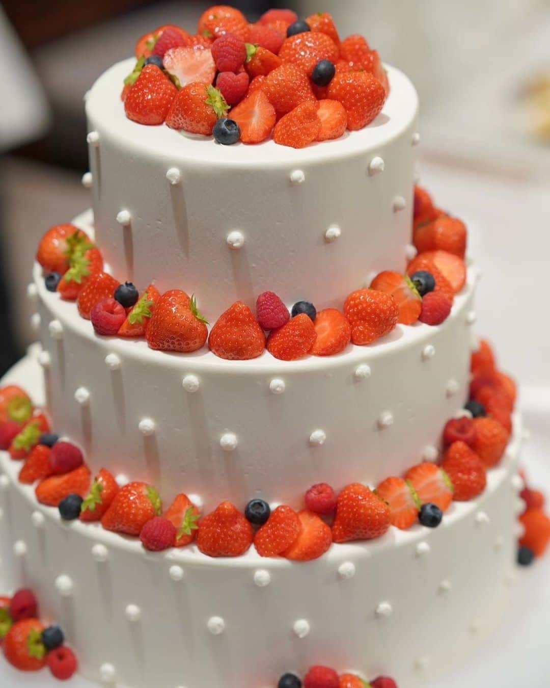 ゼクシィさんのインスタグラム写真 ゼクシィinstagram 定番だけどやっぱり可愛い イチゴの三段ケーキ ウエディングケーキのデザインって 本当にたくさんあって迷っちゃいますよね どんなデザインが好みですか 今回は ゼクシィ19 のハッシュタグ