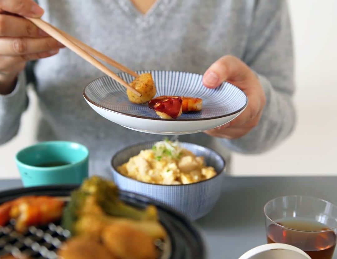 KOZLIFEさんのインスタグラム写真 - (KOZLIFEInstagram)「毎日のお食事にちょうどいいサイズの取り皿。 使いやすいったら・・・！ 大人気の和食器です。 . -登場したアイテム- 蒼十草/丸皿 . ◎商品は当店トップページのバナーorプロフィールのURLからどうぞ。 ▶︎ @kozlife_tokyo . #KOZLIFE #japan #LoveFoodLoveLife#instajapan #instafood#foodstagram #foodlover #delistagrammer #cookingram #yummy #dinner #暮らし#インテリア #丁寧な暮らし #暮らしを楽しむ #おうちごはん #今日のごはん #おうちカフェ #器 #うつわ #ワンタン #蒼十草 #麺鉢 #千段十草 #和食器」2月23日 12時00分 - kozlife_tokyo