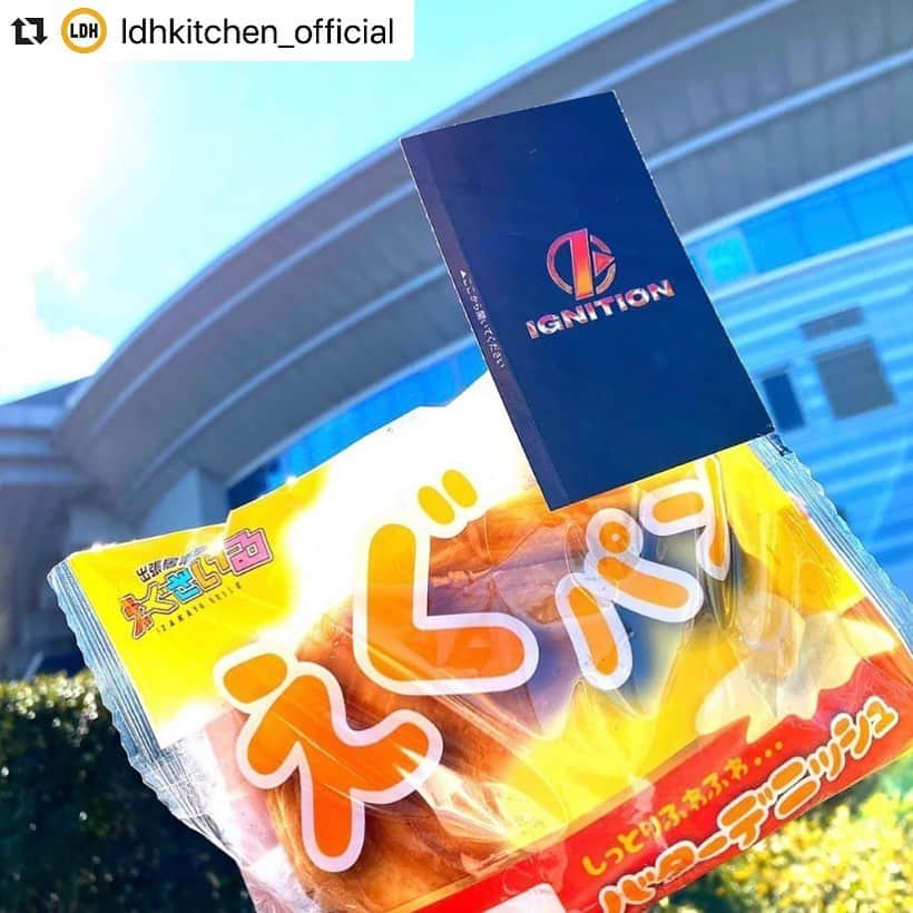 居酒屋えぐざいるPARKさんのインスタグラム写真 - (居酒屋えぐざいるPARKInstagram)「@ldhkitchen_official . 『出張居酒屋えぐざいる 2020 in MIE』開催中🎊🎊 . 6年に一度の祭典『LDH PERFECT YEAR 2020』SEASON１-🔥IGNITION🔥- . 「THE RAMPAGE LIVE TOUR 2020 “RMPG”」、そして「E-girls PERFECT LIVE 2011▶2020」三重公演にて、出張居酒屋えぐざいるとして、FOODコーナー・OKASHIコーナー・ENNICHIコーナーを展開中💫💫 . . 【FOODメニュー】 ☆FOOD 《THE RAMPAGE》THE RAMPAGEのガッツリ！スパイシージャンバラヤ 900円 《EXILE》えぐドッグ 900円 ☆DRINK 《THE RAMPAGE》Sangri-A 700円 《E-girls》シュワッ！っとすっぱE-juice 700円 《RYUJI / OMI》SPECIAL JEWEL COKE 700円 ☆SWEETS 《E-girls》ストロベリー・フィット 800円 ★リキヤ～マンの本格インド風ほうれん草カレー 900円 ※THE RAMPAGEのLIVE会場限定で販売となります ★えぐパン 200円 ※えぐパン購入時、＋500円でくじを引いて豪華景品が当たるかも・・！？ . 【OKASHIメニュー】 ★IGNITIONトートセット 2500円 ・選べるメンバーセット(SET限定缶バッジ、SET限定アクリルバッジ) ★THE RAMPAGE タブレット(全54種) 1000円 ★E-girls タブレット(全33種) 1000円 ★出張居酒屋えぐざいるWATER 200円 ★出張居酒屋えぐざいるWATER 700円 ～IGNITIONネックストラップ付～(全51種) (EXILE、RYUJI / OMI、THE RAMPAGE、E-girls、BALLISTIK BOYZ) . 【ENNICHIコーナー】 ★えぐスター ★えぐピンポン . . 【営業日時】 2/22(土)　【E-girls PERFECT LIVE 2011▶2020】 FOODコーナー・OKASHIコーナー・ENNICHIコーナー 販売時間：11：00～18：00(終演後1時間程度) . 2/23(日)　【THE RAMPAGE LIVE TOUR 2020 “RMPG”】 FOODコーナー・OKASHIコーナー・ENNICHIコーナー 販売時間：11：00～18：00(終演後1時間程度) . 2/24(月・祝)　【THE RAMPAGE LIVE TOUR 2020 “RMPG”】 FOODコーナー・OKASHIコーナー・ENNICHIコーナー 販売時間：9：00～15：00(終演後1時間程度) . 【場所】 三重 三重県営サンアリーナ 場外特設ブース . 【 注意事項 】 ●商品には数に限りがございますので、無くなる場合がございます。 ●食品は、手洗いを充分にしてからお早めにお召し上がり下さい。 ●荒天等の場合、営業を中断、中止する場合がございます。 ●営業時間は、混雑状況や天候等により、予告無く変更する場合がございます。 ●基本、屋外となりますので、防寒対策をし、体調管理にはくれぐれもお気をつけいただき、お越し下さいませ。 . ※上記の注意事項、予めご了承ください。 . . #LDH #PERFECTYEAR  #IGNITION #THERAMPAGE #E_girls #EXILETRIBE #出張居酒屋えぐざいる #LDHkitchen #三重 #MIE #三重県営サンアリーナ #アリーナ #わくわくが止まらない #えぐパン #えぐパンくじ」2月23日 11時58分 - izakaya_exile